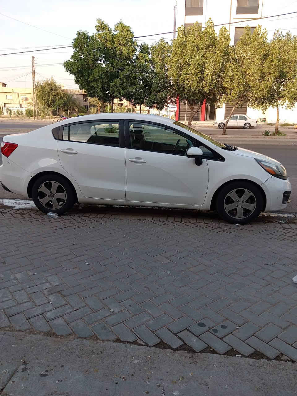 للبيع او مراوس كيا ريو موديل 2014 وارد امريكي حادث باب الايمن مبدل نفس اللون وصبغ نص باب الايمن الخلفي السيارة بيها جراد قماره وصندوق وبنيد رقم بغداد السعر 80 للاتصال ***********
