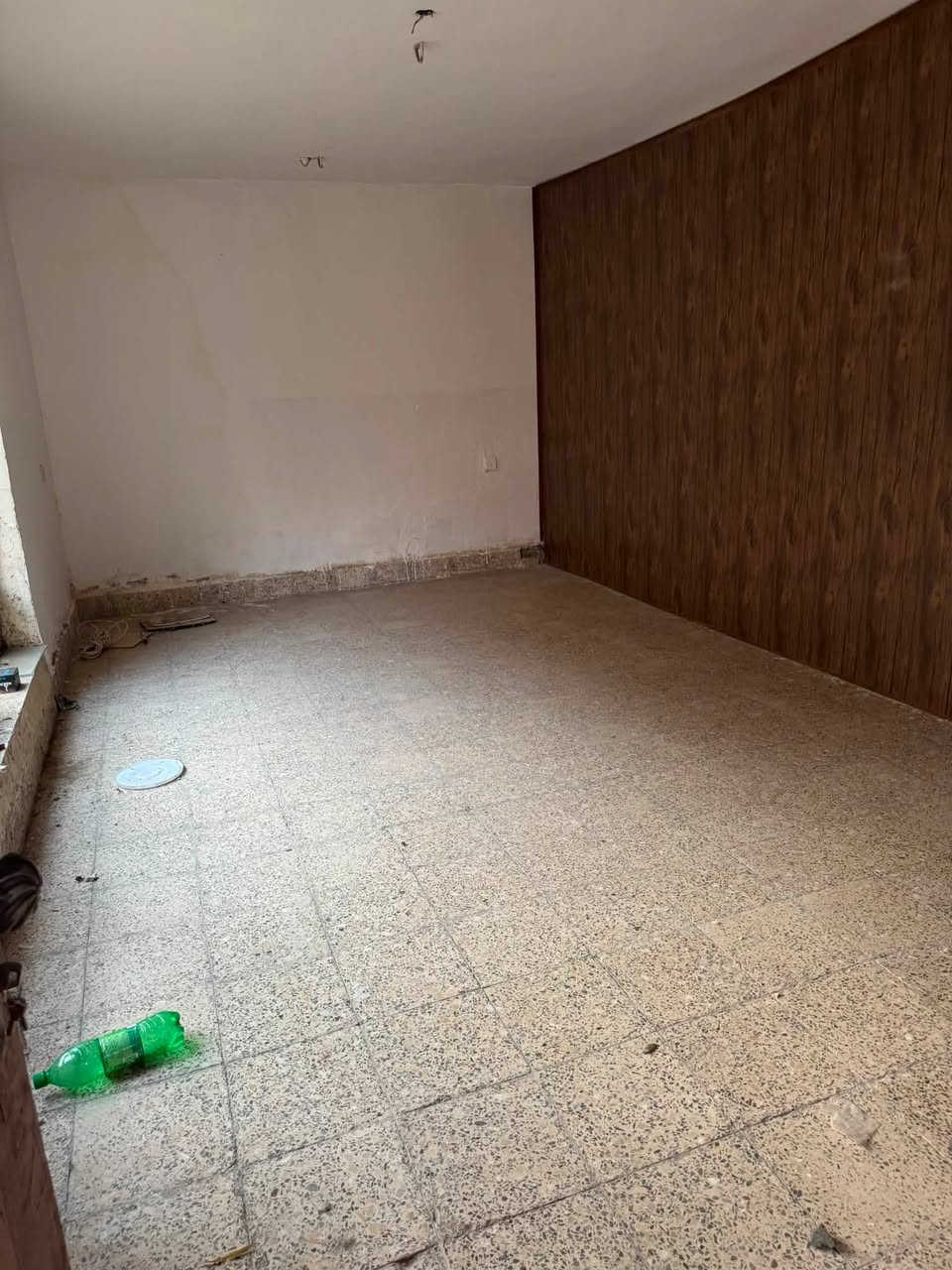 للإيجار 
المساحه ١٥٠ 
وحدتين سكنية 
الارضي يحتوي على كراج 
وصاله ومطبخ 
وخدمات 
وغرفتين نوم 🛌 
الأول يحتوي على صالة ومطبخ 
وخدمات 
وغرفتين نوم 🛌 
العنوان الشرطة الخامسة قرب مدرسة القادسيه 
الاستفسار ***********
