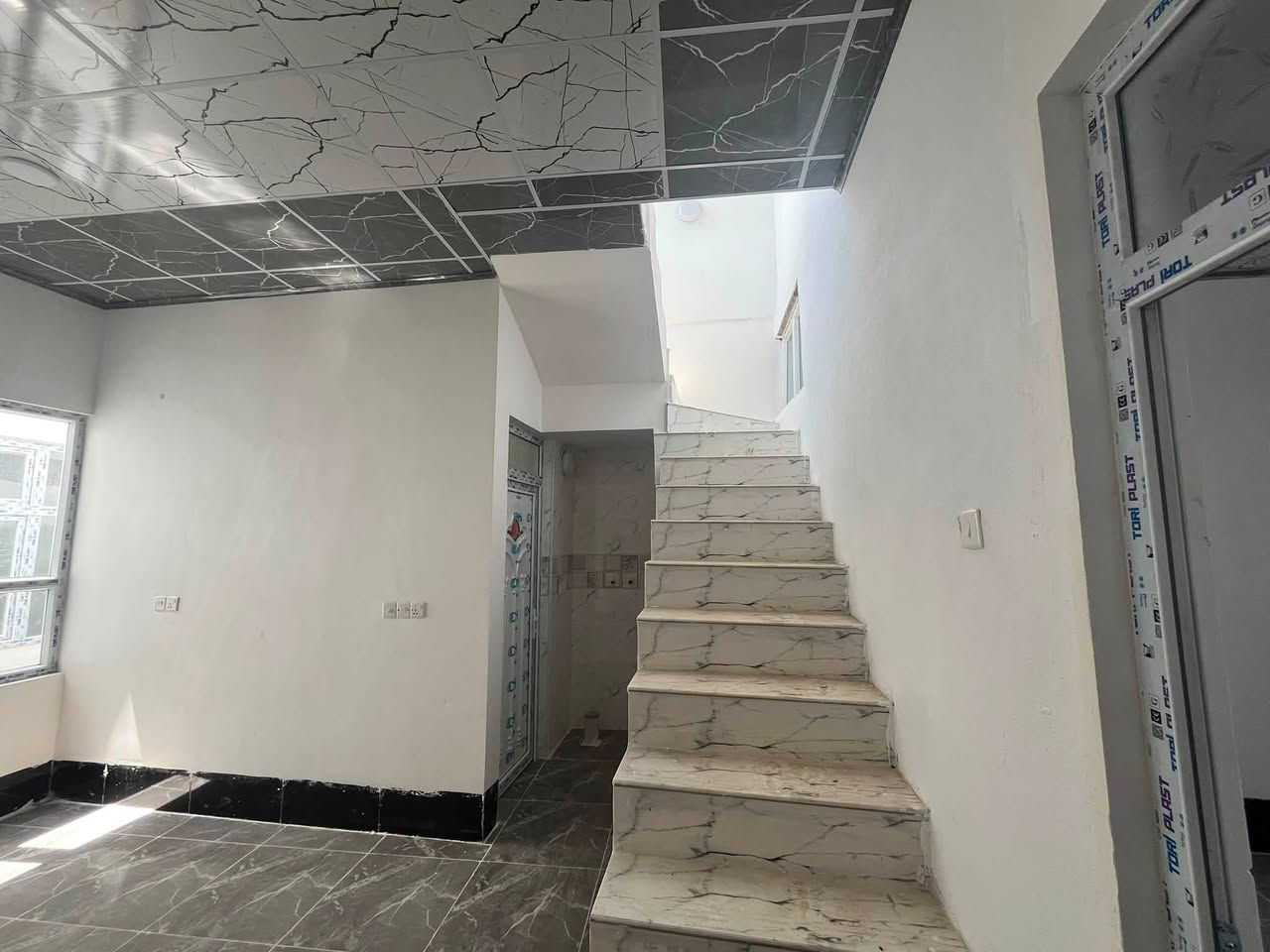 بيت للبيع حي القوسيات البيت زيرو ما مسكون بناء حديث طابق ونص  100 متر كرت بلدية شغلة مظبوطة بيت فول مواصفات تبليط مي كهرب كلة موجودة  بيت مواصفات فول بعدة ما مسكون زيرو السعر 43 وبي مجال للطيبين التواصل عل واتساب
***********
***********
