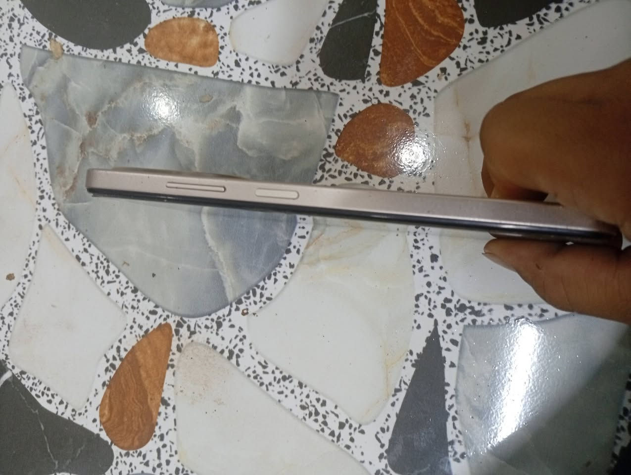 سلام عليكم تلفون للبيع جدا نضيف موبايل بي شخط بل شاشه ما بين تلفون ما مفتوح رادله لزكه كامرته حلوه ذاكره256السعر 90وبي مجال قليل رقم الموبايل ***********//***********
