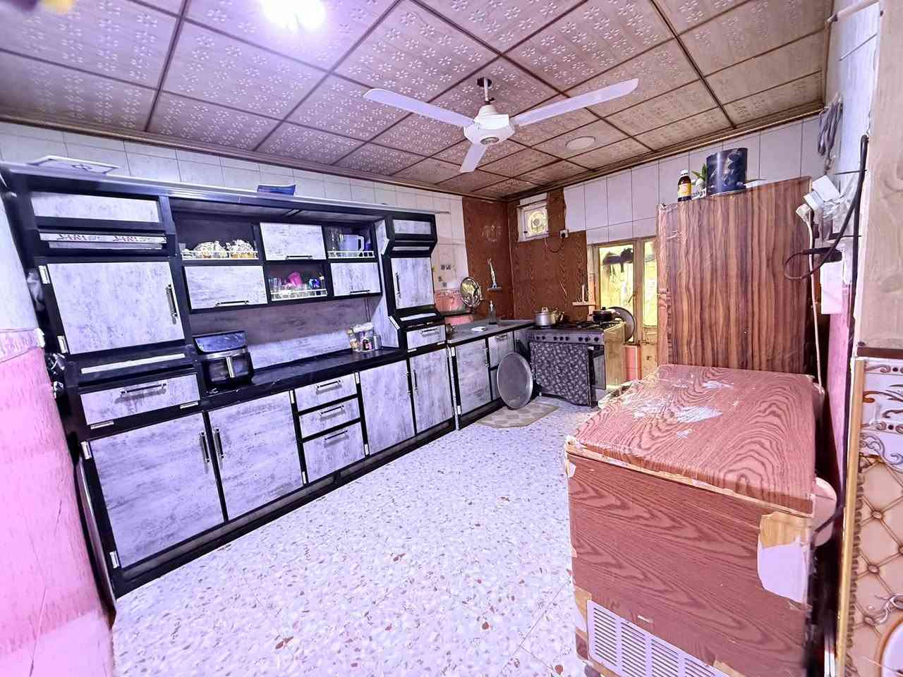 السلام عليكم بيت مساحة ٢٠٠ متر  📍كاطون الرازي قرب مرطبات البلور الفرع ٢   قريب ع شارع العام  بفرع محلات ابو رافد  

لبيت طابو صرف  ط الاول وثاني سقوف ثانويه وط الاول سيراميك وثاني كاشي متكون من 
غرفه نوم طابق الارضي 
واستقبال وصاله ومطبخ  وكلدور وترك 
 وغرفتين نوم طابق ثاني وسطح ❤️
وحديقه 🏡🏡
ومجاري خارجية كامله. كافة الخدمات  والمي ٢٤ ساعه  🚰🚰

 حمامات خارجي وتوليت  شرقي وغربي. 🚽 وحمام داخلي🛁 

السعر ١٤٠ 💵💵وبي مجال بسيط 

التواصل *********** موجود وتساب

