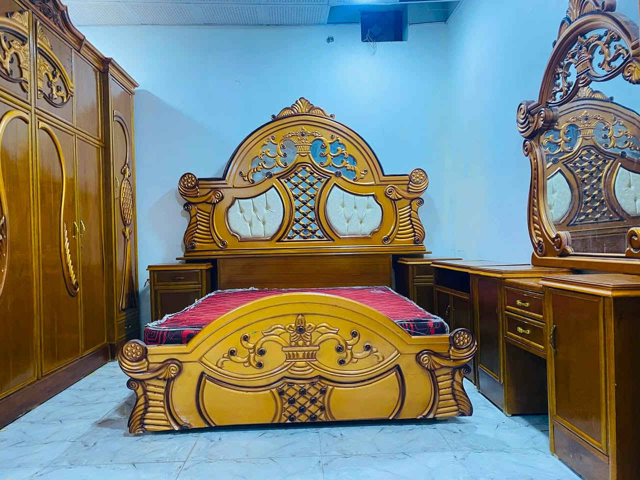 سلام عليكم يوجد غرفه نوم مستخدمه للبيع السعر 950وبي مجال العنوان الرمانه يم الجسر الاستفسار ***********
