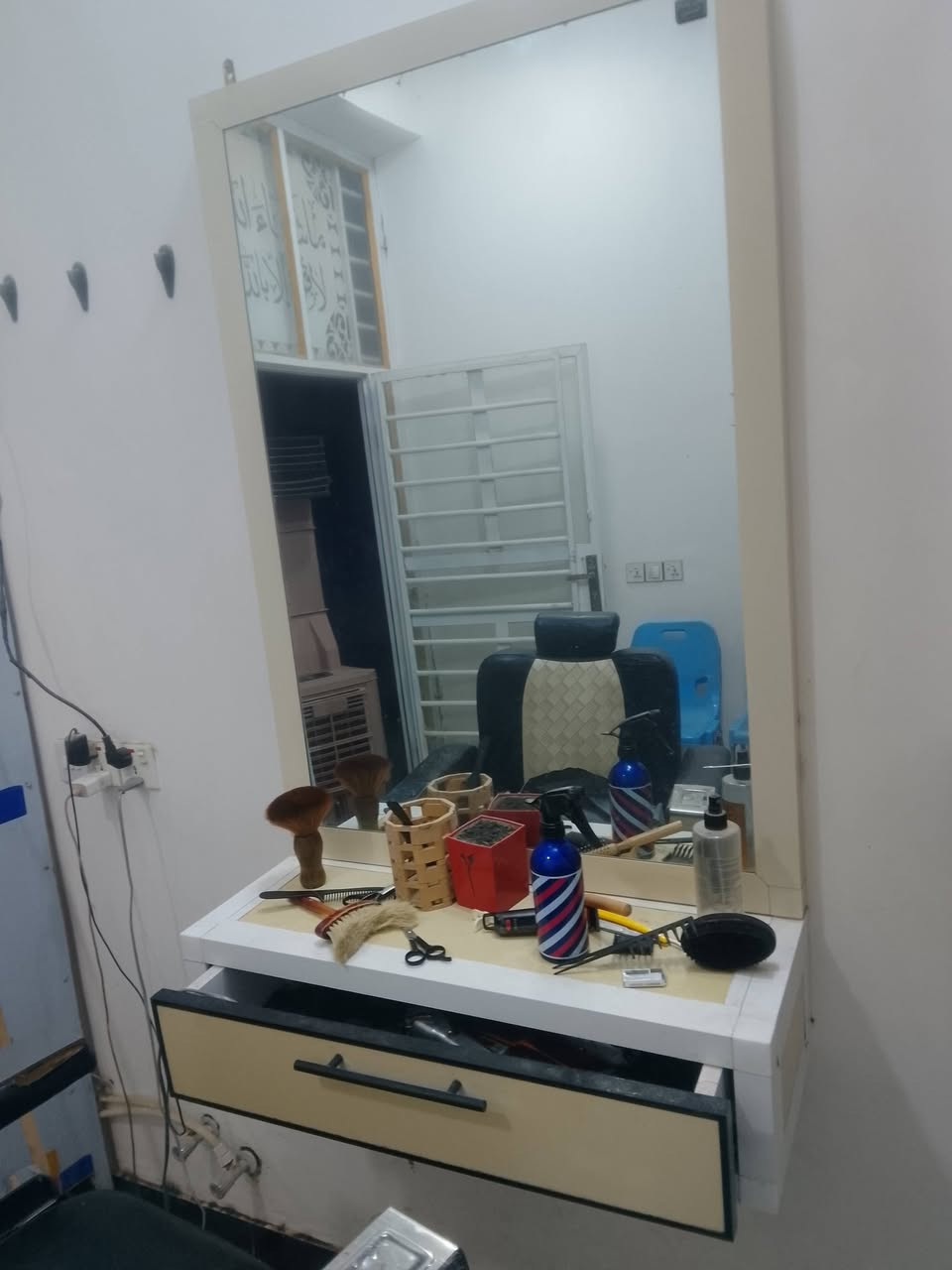 السلام عليكم كراسي حلاقه عدد2 مع مرايه وجرار 2
الاستفسار ‏‪***********‬‏
او وتساب
