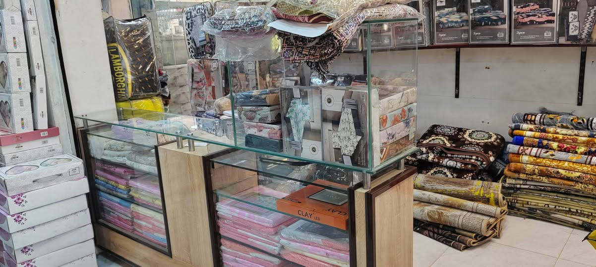 ميز نظيف كلش… طول مترين mdf
سعر 180 الف وبي مجال بسيط… موصل الايمن 

تواصل مع ***********… اني مكلف بالنشر
