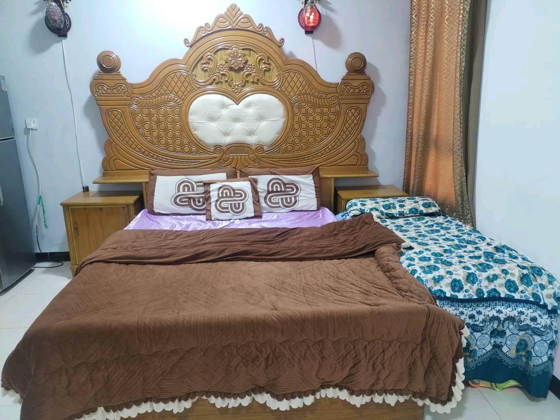 غرفة نوم كاملة بحالة ممتازة للبيع.
​المحتويات: سرير مزدوج مع كومودينات، خزانة (كانتور) كبيرة 6 أبواب مع ملحق علوي، ومايز تواليت مع مرآة ووحدة تخزين.
​السعر: 1,200,000 دينار (مليون و200 ألف).
​الموقع: كربلاء المقدسة.
​للتواصل: *********** وتساب