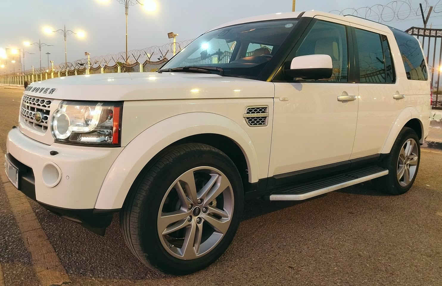 Land Rover Discovery 4 / LR4  2010 HSE
فول مواصفات / كفالة عامة وضع الشركة 
خليجي وكالة سردار / رقم وهزة جديد بإسمي 
_________________
للمعلومات الاتصال او المراسلة *********** واتساب
السعر :148$ قابل للتفاوض 
الماركة: Land Rover
الموديل: Discovery 4 / LR4
سنة الصنع: 2010
الفئة: HSE
نوع السيارة: SUV
عدد المقاعد: 7
نظام الدفع: دفع رباعي دائم 4×4
ناقل الحركة: أوتوماتيك 3 وضعيات 
عدد السرعات : 6 سرعات
نظام التوجيه: هيدروليكي
نظام التعليق: هوائي إلكتروني إمكانية رفع وخفض السيارة 
محرك :8 سلندر / 5.0cc بدون سوبر نظام حقن إلكتروني.
نظام Terrain Response.
وضع القيادة على الأسفلت.
وضع القيادة على الرمال.
وضع القيادة على الطين.
وضع القيادة على الصخور.
نظام التحكم بنزول المنحدرات Hill Descent Control.
نظام التحكم الإلكتروني بالجر.
نظام الثبات الإلكتروني.
نظام ABS مانع انغلاق الفرامل.
مساعد صعود المنحدرات.
نظام تعليق هوائي قابل لتغيير الارتفاع.
مقاعد جلد.
مقاعد أمامية كهربائية.
ذاكرة لمقعد السائق 
مكيف هواء أوتوماتيكي.
تحكم متعدد المناطق بالمكيف. 4 قطع
مثبت سرعة.
ستيرن كهربائي. 
نوافذ كهربائية.
مرايا كهربائية مع لد ترحيب
مرايا قابلة للطي كهربائياً
بصمة تشغيل
فتحة سقف 
سقف بانوراما 
إضاءة داخلية.
شاشة معلومات وترفيه.
نظام ملاحة.
خمسة كاميرات محيطية. 
حساسات اصطفاف محيطية. 
نظام صوت فاخر 17 سماعة. 
راديو.
مشغل CD.
مدخل AUX.
تحكم صوتي من المقود.
شاشة معلومات للسائق. 
مصابيح أمامية زينون. 
مصابيح ضباب زينون. 
إضاءة خلفية LED.
وسائد هوائية أمامية محيطية. 
نظام ABS.
نظام EBD.
نظام التحكم بالثبات الإلكتروني.
نظام مانع الانزلاق.
مثبت سرعة.
