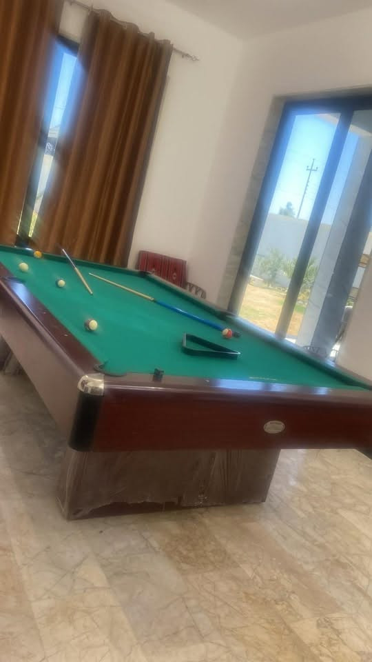 نتشرف لحضوركم بمزرعتنا الجميله 🏦الواقعه في البوعيثه عرب جبور مجمع الزيتون تتكون من صاله كبيرة عد2سويتات عدد2مسبح للكبار ومسبح للصغار وجلسة في الماء حمامات خاصه للمسبح جلسات امام وحوالين المسبح تسع الى 50 شخص علما ان الجلسات والمسبح مغلقه 🏰💽🪑🪑🪑 مع بارك للسيارات يسع 4 سيارات🚖🚖🚖 مع حديقه كبيرة والعاب اطفال وبلياردو وباربكيو مجهز بكافه مستلزمات الشواء وجلسه خارجيه بجنب الشلال للحجز والاستفسار ***********
