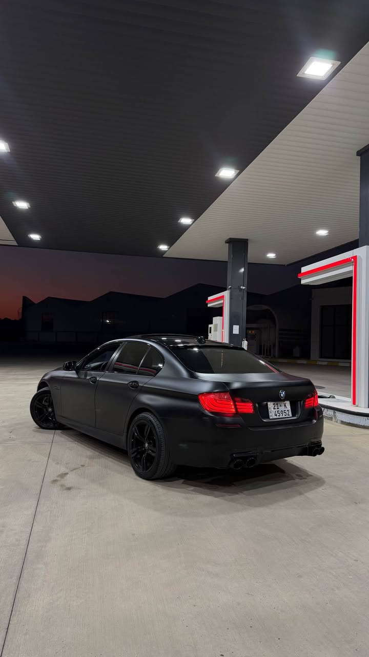 ***********
BMW f10 530M 2010
شکڵی دەرەوەی کراوە بە M5 مواسەفاتی فوولە مەکینەی ٣٠ نۆزل کورت .چواردوگمەیە ( داتاشۆ - دەرگا شەفت -360 دەرەجە ڕادار و حاسەو کامێرا - خەتی جادە - هەزازی سوکان - پێنج پەردە - لایت داینامیک - سلایت - سنوقی دواوە کارەبای و شەفت- دەسکی دەرگا بەسمە و لید - ئاوێنە شەفت و هیتەر و ڕادار - شاشە گەورە - سوکانی M و شەفتی سەر سوکان - ویلی ١٩ ئینجی بیلادی M5 دوو سایز -سێ مۆدی لێخورین - کامل کراوە بە ڕەشی مات بە لەزگەی اسڵی - سالۆنسای دەسکاری - یەک ژێر دەرگای دواوەی پەمپە - گێڕ و مەکینەو کارەبای بە شەرت نرخی 165 گەلاو مەعامەلە السليمانية, العراق

