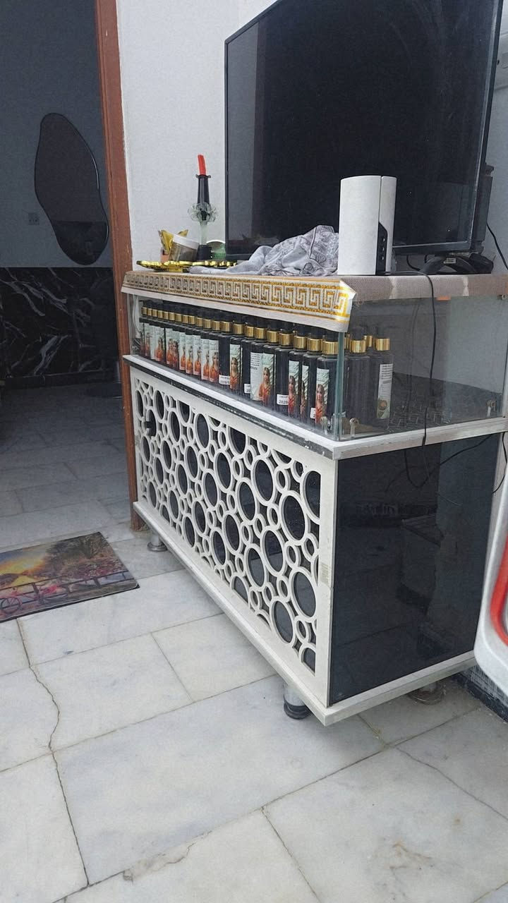 غراض صالون للبيع بغداد الدورة 
***********
قنفات جلد عدد ٥ 
تخم ١٠ مقاعد
وديكور صالون 
مع فاترينات
مع ميز عرض ثنين مع مبردات عدد ٥
المكان بغداد الدورة الطعمه
