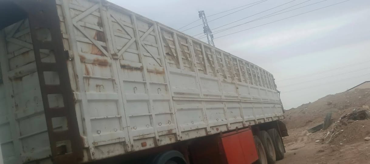 سكانيه للبيع موديل 2000 رقم بصره سنويه جديده تخم تاير راس وعربانه للبيع راس مع عربانه للاستفسار ***********
