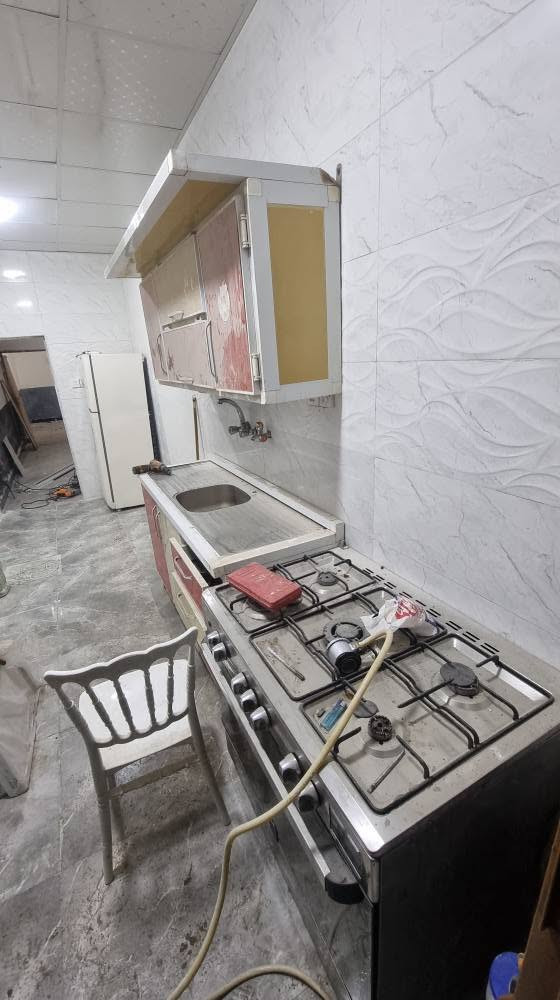 بيت للبيع مساحته ١٠٠ متر عنوانة نجف شارع كربلاء عامود ١٢٣ طريق ياعلي منطقة الهرموش يبعد  عن الشارع ٥٠٠ متر  قبل فترة طالع منه البنه البيت مشمول بلتطويب ومرقم ومرفوعه اله معاملة خدمات متوفرة مدارس قريبة يحتوي على  
غرفة ٤/٥
صالة ٥/٣ونص
مطبخ ٤/١.٨٠
استقبال ٤/٣.٢٠
طارمة ٣/٤
للبيع سعرة ١٦ وبي مجال بسيط هذا رقمي 
*********** النجف, العراق
