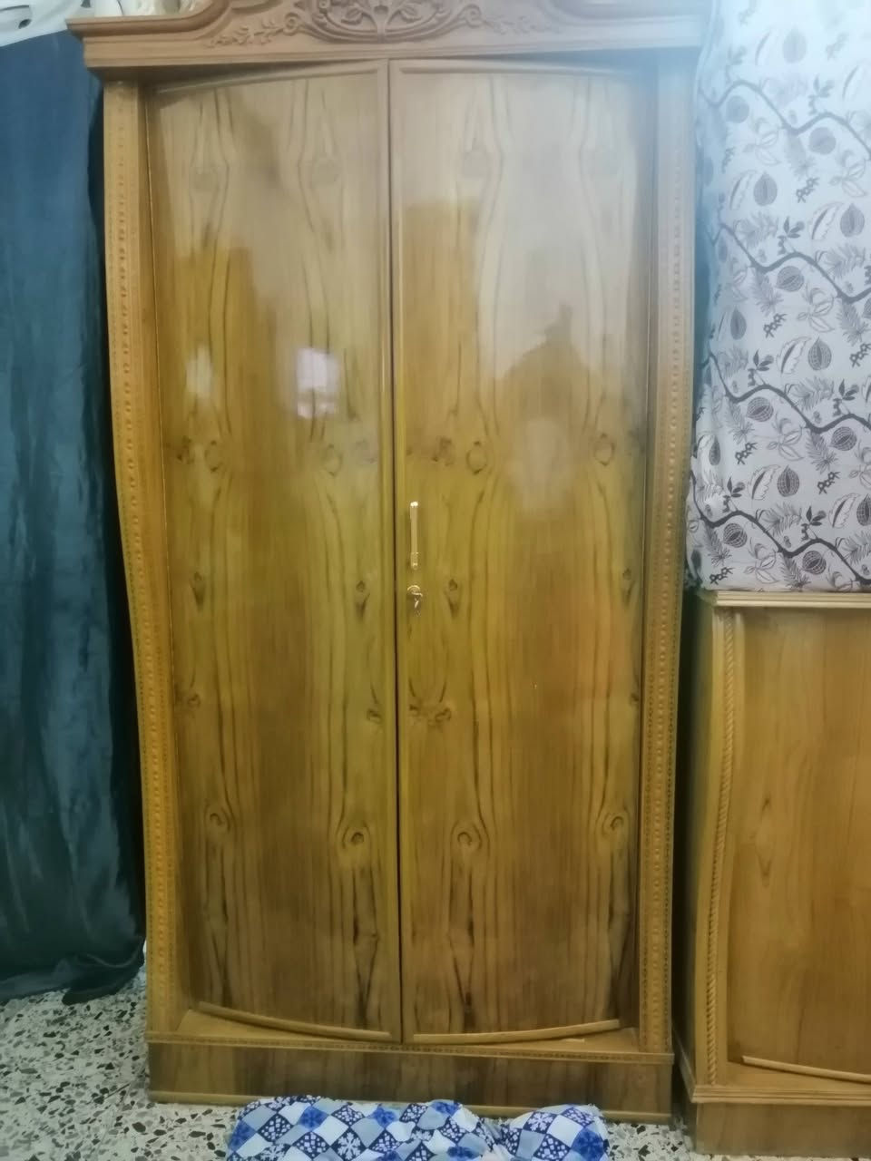 غرفه اخشاب • نضيفه • استعمال قليل