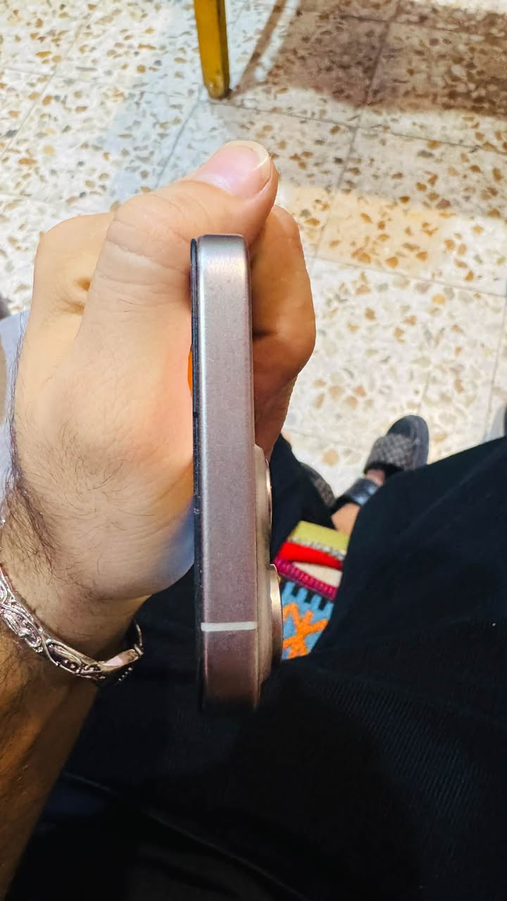 السلام عليكم. ايفون 15 ابرو ماكس  نضافه 100/ امبدل شاشه فقط    سعر 700  بي مجال قليل  مكاني كربلاء  
***********

نص مكتوب في الصور:
- 7:33 حالة البطارية عادية حالة البطارية تعمل بطارية iPhone هذه على النحو المتوقع. حول البطارية والضمان... الحد الأقصى للقدرة 80% هذا قياس لقدرة البطارية مقارنة بقدرتها عندما كانت جديدة. قد تتسبب القدرة المنخفضة بتقليل ساعات الاستخدام بين عملية الشحن والأخرى. عدد الدورات 1081 هذا هو عدد مرات استهلاك iPhone لقدرة البطارية. معرفة المزيد... تاريخ التصنيع تشرين الثاني 2023 أول استخدام كانون الثاني 2024