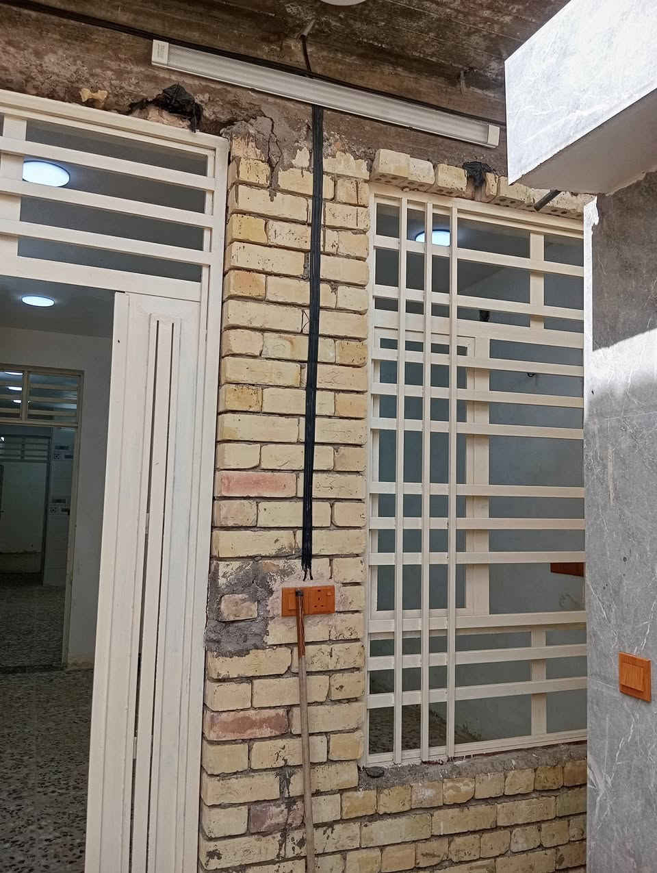 للبيع بيت جديد بناء حديث 80 متر 4*20 الدسيم طابق واحد والطابق الثاني صاعد البناء البيت فارغ  *********** وات ساب موجود
