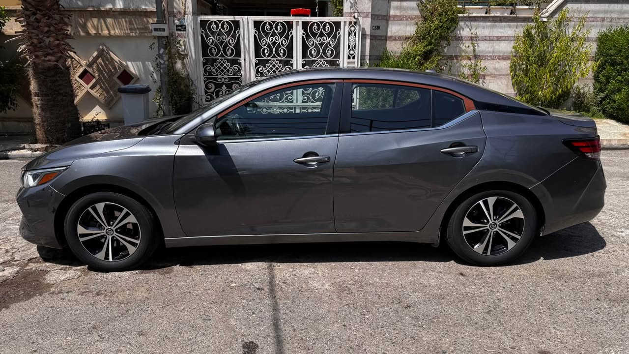 🚗 بۆ فرۆشتن: نیسان سێنترا (Nissan Sentra)
سەیارەیەکی زۆر خاوێن، بەهێز و کەممەسڕەف، ئامادەیە بۆ لێخوڕین بێ هیچ مەسرەفێک.
📋 زانیارییە گشتییەکان
 * جۆری ئۆتۆمبێل: نیسان سێنترا (Nissan Sentra)
 * مۆدێل: [ساڵی مۆدێل بنووسە، بۆ نموونە: 2021 / 2022]
 * ڕەنگ: ڕەساسی مێتاڵیک (Gun Metallic) - زۆر جوان و تایبەت
 * ژمارە: هەولێر (کۆدی 22) - بەناوی خۆمەوەیە / وەرەقەی پاکە
 * مەکینە: 2.0 لیتر (4 سلندەر) - بەهێز و زۆر ئابووری لە بنزیندا
 * گێڕ: ئۆتۆماتیک (CVT)
 * کیلۆمەتراژ (ڕۆشتوو): [بڕی ٧٢.٠٠٠km]
🌟 مواسەفات و تایبەتمەندییەکان
دەرەوەی سەیارە:
 * دیزاینی نوێ و شیکی Front Grille (V-Motion)
 * ویل کەپ (Alloy Wheels) ڕەسەنی نیسان
 * لایتی پێشەوەی ئۆتۆماتیک + لایتی ڕۆژ (DRL)
 * شوێنی تایبەتی فۆگ لایت
ناوەوە و ئاسوودەیی:
 * شاشەی گەورەی لمس (Touch Screen)
 * پشتیوانی Apple CarPlay و Android Auto
 * کامێرای دواوە (Rear Camera) بە کوالێتی بەرز
 * سوکان ڤۆلیۆم، کۆنتڕۆڵ و تەثبیت سڕعە (Cruise Control)
 * سیستەمی تەبرید و تەکسیفی زۆر بەهێز
 * بلوتووس (Bluetooth) + دەرچەی USB و Type-C و AUX
سیستەمی سەلامەتی (Safety):
 * ڕاداری پێشەوە و ئیستۆپکردنی ئۆتۆماتیکی (Automatic Emergency Braking)
 * سیستەمی ئاگادارکردنەوە لە خاڵی کوێر (Blind Spot Warning)
 * سیستەمی ئاگادارکردنەوە لە لادان لە هێڵ (Lane Departure Warning)
 * سیستەمی ABS و ڕاگرتنی هاوسەنگی (Traction Control)
 * ئێرباگی کامل و سەلامەت
🛠️ دۆخی سەیارەکە
 * بۆیاخ و بادی: [دوو پارچە]
 * مەکینە و گێڕ: بە شەرت، بێ هیچ کێشەیەک و زۆر خاوێن.
💰 نرخ و پەیوەندی
 * نرخ: [١٣.٧٠٠$] (بە مەجالێکی کەم)
 * شوێن: هەولێر
 * ژمارەی پەیوەندی: [***********]
 * فایبەر / واتسئەپ: [***********] Singapore
