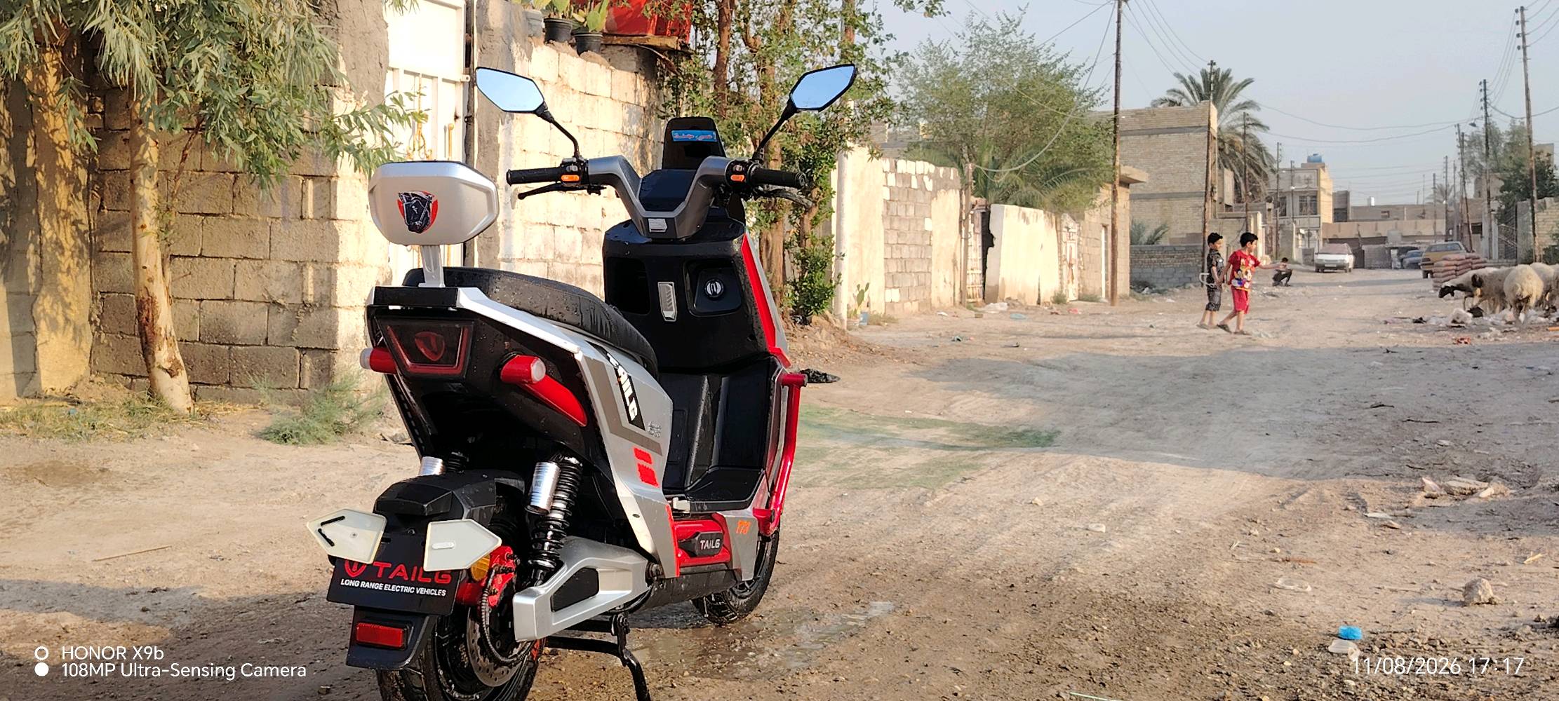 السلام عليكم.. للبيع دراجة TAILG SPORT (رياضية) غنية عن التعريف ونظيفة جداً ⚡️🔥
​محبي السرعة والأناقة، متوفرة دراجة شحن (سيكنس) نوع SPORT الحجم الكبير بحالة ممتازة، استعمال أقل من سنة، ومواصفاتها كالتالي:
​🚀 الأداء والقوة:
​سرعة حقيقية تصل إلى 80 كم/ساعة.
​تعمل بـ 6 بطاريات قوية جداً.
​المحرك (الملف): حجم 2000 واط (أكثر من 2000، عزم جبار).
​⚙️ المميزات والإضافات:
بريكات دسك امامي وخلفي 
​تصميم مقاوم للمياه (ضد المي).
وتحتوي علئ انارات جانبيه ونشره خلفيه 🔥
​نظام مانع تزحلق لأمان أعلى أثناء القيادة.
​خاصية مثبت سرعة (كريز).
​نظام دبل إشارة.
​إنارة أمامية (عالي/ناصي) ممتازة.
​خاصية "باك" (رجوع للخلف) لسهولة الركن.
​ستاندين (مسندين) لثبات عالي.
​ملحقات كاملة: تأتي مع (بصمتين + سويج تشغيل + شاحنة أصلية).
​📝 الأوراق والقانونية:
​الأوراق كاملة ومسجلة باسمي الشخصي.
​💰 السعر:
​مليون و150 ألف دينار ❌
​السعر المطلوب: مليون و50 ألف دينار فقط (وبيها مجال بسيط للشراي الطيب).
​📍 المكان: بغداد - سبع البور.
​، لمزيد من التفاصيل أو المعاينة يرجى التواصل عبر الرسائل.اوعبره الرقم افضل ***********بي واتساب🤝