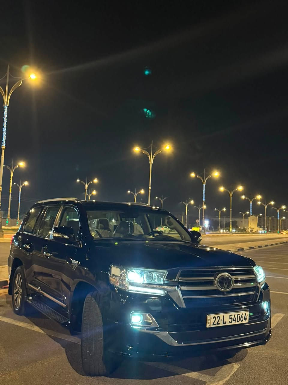 لاند كروز VX.S موديل 2019
السياره ماشيه 113,000KM 
السياره كلين تايتل

رقم التواصل ***********

VX-S

* فتحة سقف

* جلد

* تبريد وتسخين المقاعد الأمامية

* مقاعد كهربائية + ذاكرة

* تشغيل عن بُعد

* دخول ذكي + بصمة تشغيل

* كاميرا خلفية

* حساسات أمامية وخلفية

* شاشة وملاحة

* شاشات ترفيه خلفية

* ثلاجة/كول بوكس بالكونسول

* تحكم مناخي أوتوماتيك أمامي وخلفي

* مثبت سرعة

* Crawl Control

* Multi-Terrain Select

* VSC وABS وEBD وHAC

* 8 وسائد هوائية

* إضاءة LED

* باب خلفي كهربائي 

    لمحرك: V8 بنزين 5.7 لتر

* القوة: حوالي 362 حصان

* العزم: 530 نيوتن.م

* القير: أوتوماتيك 8 سرعات

* الدفع: رباعي 4WD

* 0–100: تقريباً 7 ثواني

* السرعة القصوى: حوالي 220 كم/س

* خزان الوقود: 138 لتر

* المقاعد: 8

* الجنوط: 20 إنچ

* استهلاك الوقود المعلن: حوالي 15.7 لتر/100 ك
