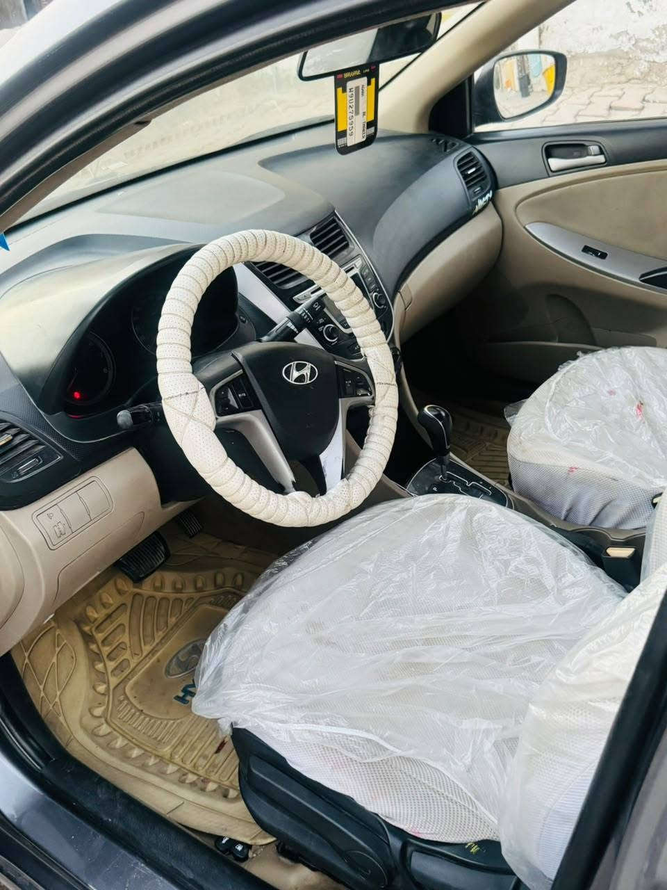 *********** اكسنت ٢٠١٥ خليجيه مكينه ١٦٠٠ تخم تاير تبريد شغال رقم واسط بأسمي حداديه جديده بيه رشات صبغ للجماليه بدون ضربه السعر ٧٢ مكان السياره واسط
