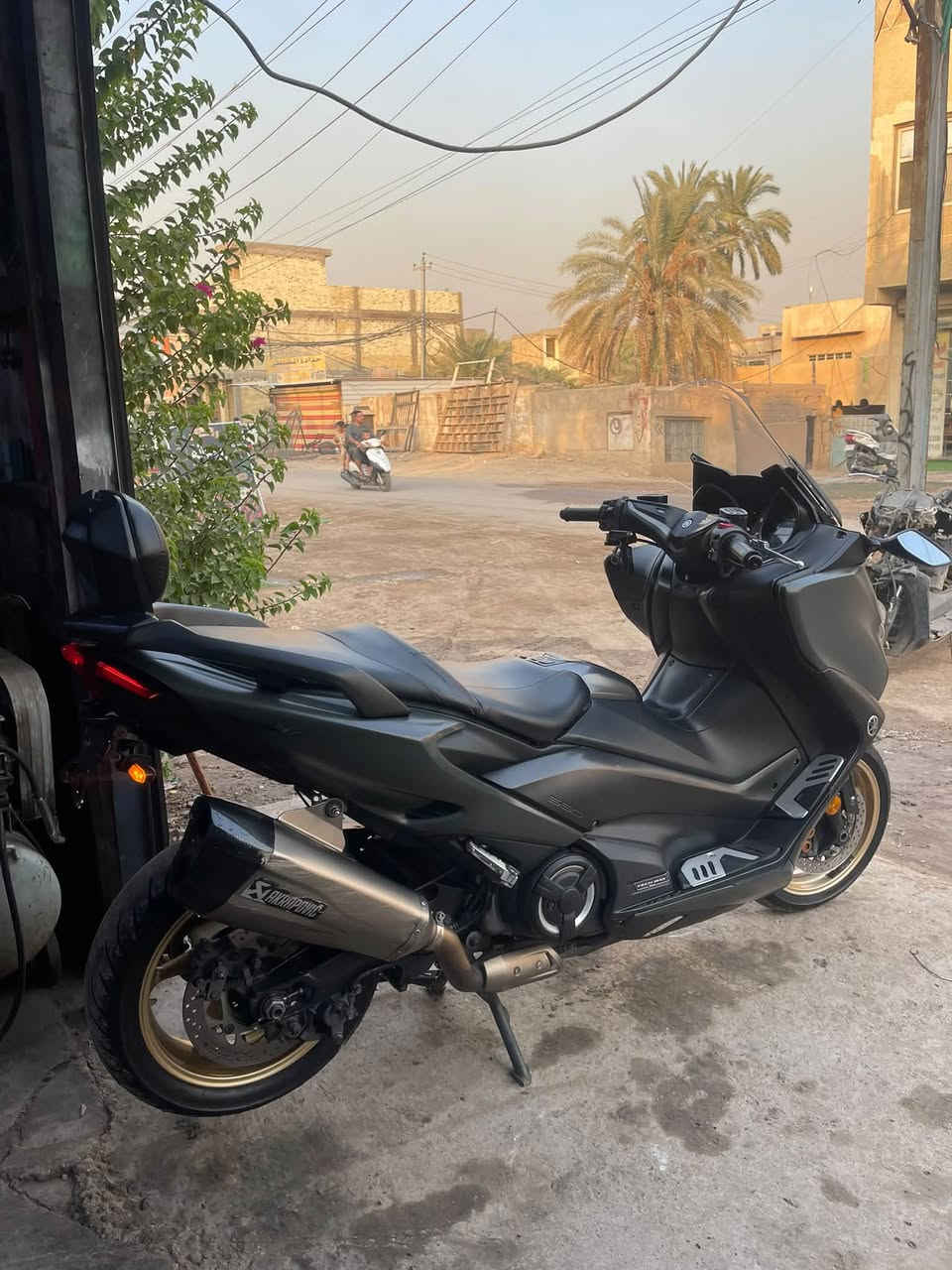 سلام عليكم 
Tmax2021-560
ماشيه ٣٦ ألف 
تاج ماكس اعله فئه 
بيها صالنصه اكره اصليه 
وتجوه وقاعده مال رقم
مكفوله مابيها اي نقص للستفسار 
 واتساب***********
مكاني بغداد
