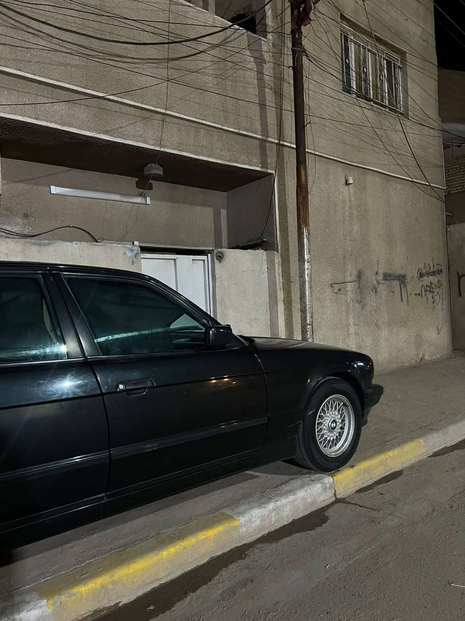 🚘 للبيع BMW 525i موديل 1992 - كير عادي
بدون صبغ 

إذا تدور على بي إم نظيفة وحقيقية، هاي فرصتك.

✅ بلادية من الدعامية للدعامية.
✅ على وضع الشركة، بدون صبغ وبدون حادث.
✅ بدون خياس وبدون أعطال مؤثرة.
✅ كاملة مكملة.
✅ مكينة بلادية مال شركة (لا تعمير ولا تبديل).
✅ كير خير الله.
✅ الصدر الأمامي والخلفي 100%.
✅ كهرباء بلادية كاملة مال شركة بدون تقطيع أو لعب.
✅ بطارية جديدة.
✅ غرفة 80%.
✅ السيارة كانت مضمومة سنين ومحافظ عليها.
✅ تبريد ثلج.
✅ ترايك بصرة.

⭐ والأجمل من هذا كله:
رقم بغداد جديد مميز (22440) يضيف إلها قيمة وهيبة.

🔧 الملاحظات بكل أمانة:

- بيها عطل بالسلايد فقط، وشغلته بسيطة جدًا.
- وتحتاج عينة وصينية كير فقط.

💰 السعر: 84 ورقة، وبيه مجال للطيبين بعد المعاينة.

📞 للاستفسار: ***********
