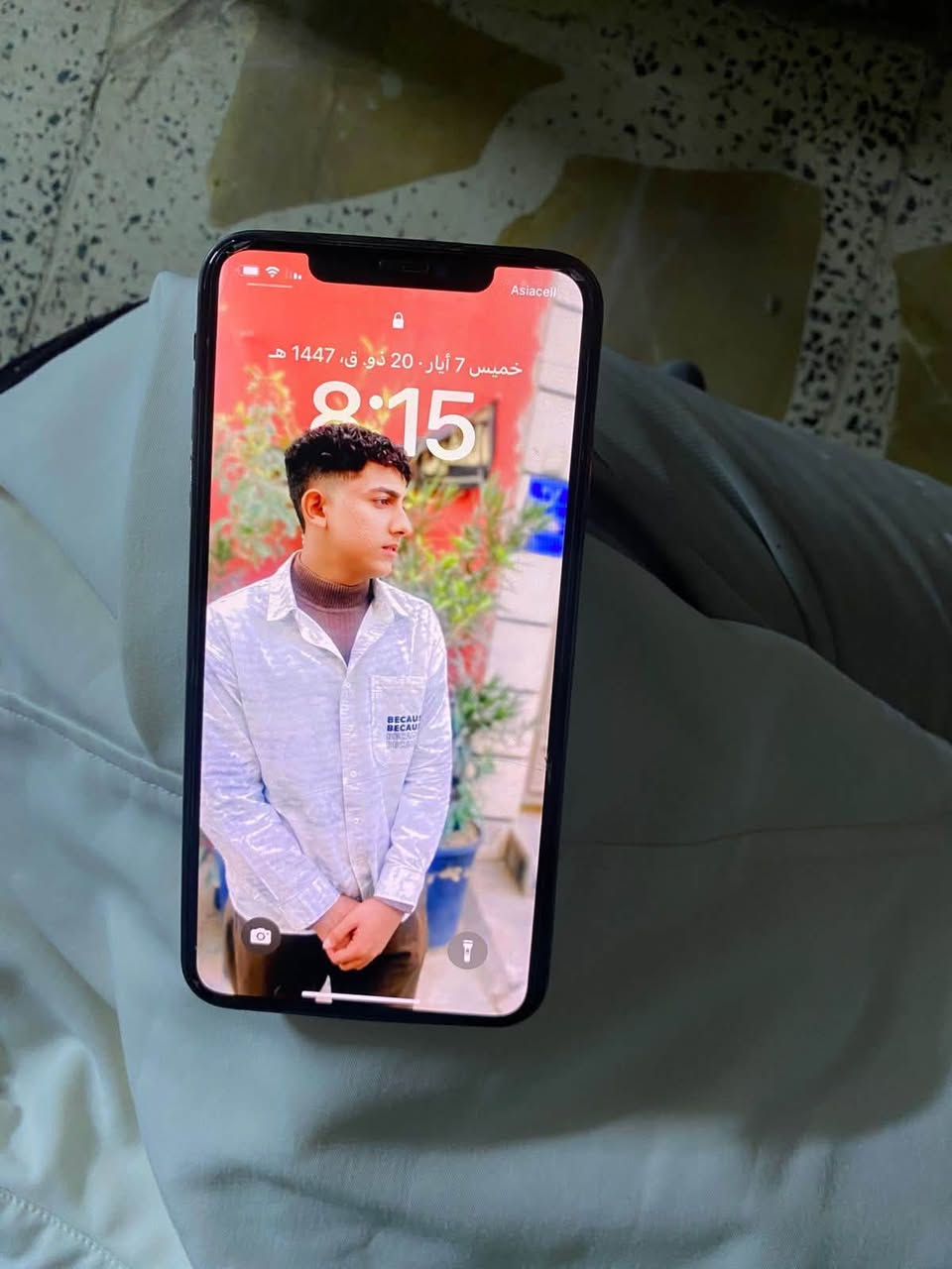 سلام عليكم اكس ماكس للبيع الجهاز ابدل بطاريه  وشاشه اصليات فيس ايدي واكف بس الكامره ماتشتغل العكس تشتغل بس العل وجه ول بورتري بس ول جهاز شحنه يخبل ذاكره 256 مثل ما مضح بل صور الشراي يتصل *********** بغداد البلديات وذا مراوس هم اب ايفون حسب القناعه حته لو 12. 13 عادي اطي فرق
