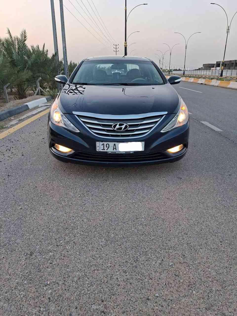 سوناتا مضلع للبيع موديل 2013    لمتد فول مواصفات 1/1  فئة pi وارد امريكي
‏رقم كربلاء انكليزي  بأسمي  شرط التحويل ومكانها كربلاء محرك 2400   مكينه وكير مكفولات  
‏المواصفات 
‏بصمة تشغيل + بصمة ابواب  
‏تبريد  قطعتين امامي خلفي 
‏تبريد+ تدفئه بالكشنات+ كشن كهربائي 
‏فتحة قماره سلايد روف 
‏داخل لونين 
‏تحكمات ستيرن جهتين + مثبت سرعه كروز + نظام ايكو 
‏ثلاث شاشات + كاميرا خلفية + اشاير بالمري  السياره جاهزه للاخير حداديه وكهربائيات مابيها كل نقص  
‏  حادثها من امريكا قبق جنطه+ ثلاث قطع صبغ  
‏السعر 97$ 
‏رقم الهاتف  : ***********
‏               ***********
‏
‏
