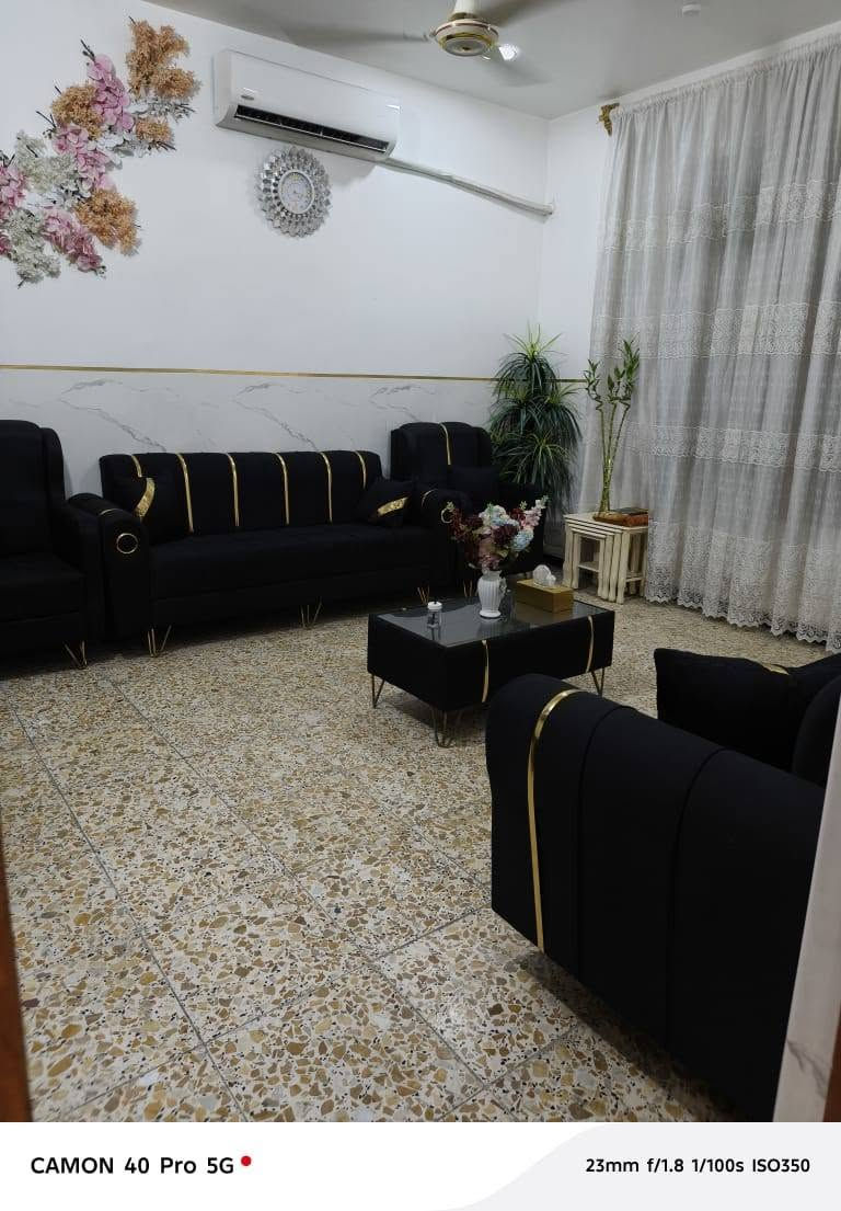 سلام عليكم بيت للبيع 100متر طابو زراعي طابق ونص بحي البساتين بشارع المصطفى قرب شارع عام الرئيسي الواجهة 9في11 يتكون من غرف نوم عدد 2 وستقبال وحولي ومطبخ وخدمات كامله سعر 140 هاتف ***********
