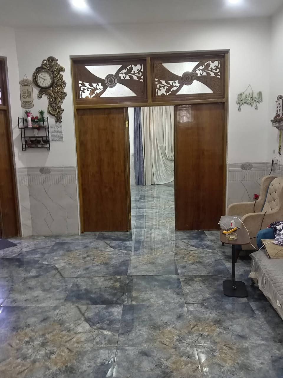 بيت 150 متر 7.5 *20 طابق واحد مؤهل طابق ثاني يحتوي غرفو وصالة وهول ومطبخ ومجمع صحي وصحيات خارجية المكان شارع 80 خلف مول نون طابو 25 اصولي الاستفسار *********** متواجد واتس اب
