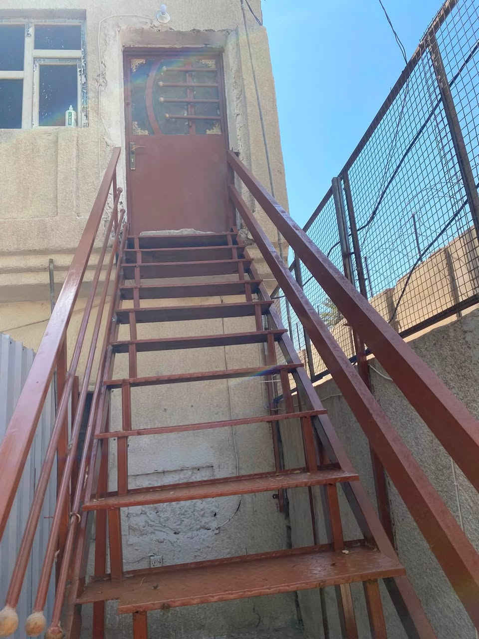 السلام عليكم طابق اول 
اعظمية ساحة عنتر خلف الجندول 
شقة مفصولة هول كبير وغرفة نوم كبيرة مطبخ حمام سطح صغير 
كهرباء  مفصولة ماء مفصول 
موقف خاص للسيارة مقابل باب الشقة 
عائلة نفرين او ٣ 
٧٠٠ الف للشهر الواحد 
للتواصل *********** واتساب
