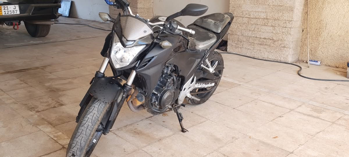 سلام عليكم
للبيع Honda CB500F موديل 2019 وارد أوراقها موجودة والكمرك مدفوع والمكاتبة موجودة من الولد الباعها إلي، الدراجة ABS ومحرك 471cc سلندرين شلعة من الأول للـ6 وكل مشكله بل محرك ولكهربائيات ماكو وما بيها أي مشكلة حسب الفحص، ما صار بيها حادث والشاصي سليم، عليها عادم رياضي وإضافات، الدراجة نظيفة وقابلة للفحص بأي مكان
مكان بغداد صليخ 
السعر 15 ورقة وبيها مجال 
الرقم للستفسار ***********
