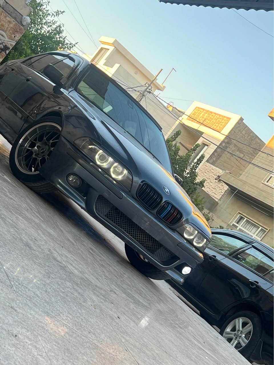 BMW E39 (1996 - Modded to 2003)
کوردی:
 مەکینە: 530 - بەشەرت
 گێڕ: دبل گێڕ (عادی و ئۆتۆماتیک) - بەشەرت
 داعم/لێدراوی: هیچ لێدراوێکی پێوە نییە (بێ لێدراوی)
 تەقە و ڕەقە: پێش و پشتی کەپسە
 کۆندیشن/تەبرید: تەبرید بەشەرت
 لایەت: لایەتی ئەڵقە (Angel Eyes)
 ویل: ویل غەزالی
 ژمارە & بەڵگەنامە: ڕەقەم هەولێر، تەحویل بەشەرت
 غەرامە: 100$ غەرامەی لەسەرە
 شوێن: هەولێر
 نرخ: 64 وەرەقە ($6,400) - مەجالێکی زۆر کەمی تێدایە
 ژمارەی پەیوەندی: ***********

العربية:
 المحرك: 530 - بشرط
 القير: دبل قير (عادي وأوتوماتيك) - بشرط
 الحوادث: بدون أي ضربة (بدون حادث)
 الشاصي/اللغد: أمامي وخلفي كبس (سليم)
 التبريد: شغال وبشرط
 الأنسة/الإضاءة: لايتات حلقات (Angel Eyes)
 الويلات: ويل غزالي
 الرقم والأوراق: رقم أربيل، تحويل بشرط
 الغرامة: عليه 100$ غرامة
 المكان: أربيل
 السعر: 64 ورقة ($6,400) - مجال بسيط جداً
 رقم الاتصال: *********** أربيل, العراق
