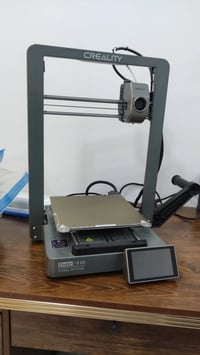 طابعة ender 3v3 نضيفه بحالة ممتازة جداً  شكلها مثل ما بالصورة كامله وج...