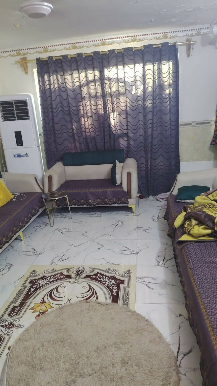 بيت قاطين ركب ع شارعين فوك غرفتين.
لمكان منطقه سبع تالاف يم جامع الإمام علي ..الاشراي ..***********
