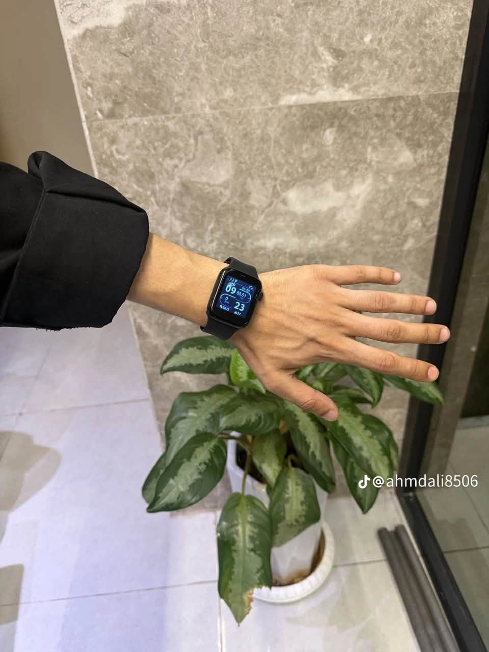 احصل على الساعة الذكية T500 بتصميمها العصري وتجربتها المتكاملة التي تجمع بين العملانية والأناقة اليومية.
أبرز المميزات:
 شاشة واسعة 2.0 بوصة (Infinity Display): رؤية واضحة وألوان زاهية لمتابعة كافة تنبيهاتك بسهولة.
 إجراء واستقبال المكالمات: تواصل دائم مع أصدقائك وعملائك عبر البلوتوث بضغطة زر واحدة دون الحاجة لإخراج هاتفك.
 متابعة لياقتك وصحتك: تتبع نبضات القلب والأنشطة الرياضية اليومية للبقاء على اطلاع بمستوى نشاطك.
 بطارية ممتدة وشحن سريع: عمر بطارية متين يعتمد عليه لمتابعة يومك دون انقطاع، مع شاحن مغناطيسي سلس.
 تصميم مريح وجذاب: سوار سيليكون ناعم مريح للارتداء طوال اليوم مع مظهر أنيق يناسب كافة الأوقات.
السعر: ١٥ الف فقط!
📦 المحتويات: جسم الساعة + سوار سيليكون أسود + شاحن مغناطيسي مخصص.
📲 للطلب أو الاستفسار: اضغط على زر إرسال رسالة الآن واحصل عليها قبل نفاد الكمية! للطلب واتساب ***********
