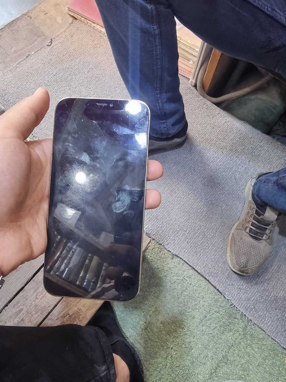 جهاز ايفون 12 برو ماكس 
بطاريته 94 
مبدل شاشه نوعيه ممتازه
والشاشه مكسوره بيها فطر 
فيس ايدي شغال 
الشاشه 3 خيارات 
225 الف بي مجال 
للتواصل فقط على الرقم واتساب او اتصال 
***********
