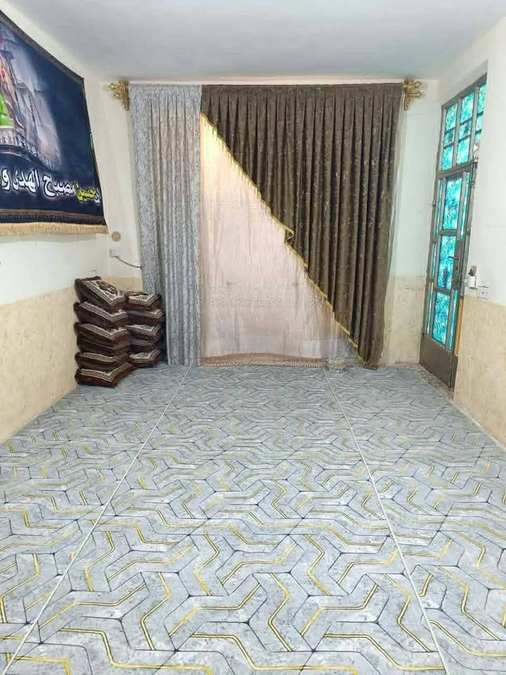 ‏سلام عليكم  بيت ملك ‏صرف 200 متر ￼ الشمري مقابيل أسواق العائلة ثالث بيت عن شارع ا الشمري متكون من استقبال وثلاثة غرف نوم صالة ومطبخ رقم الموبايل *********** ￼
