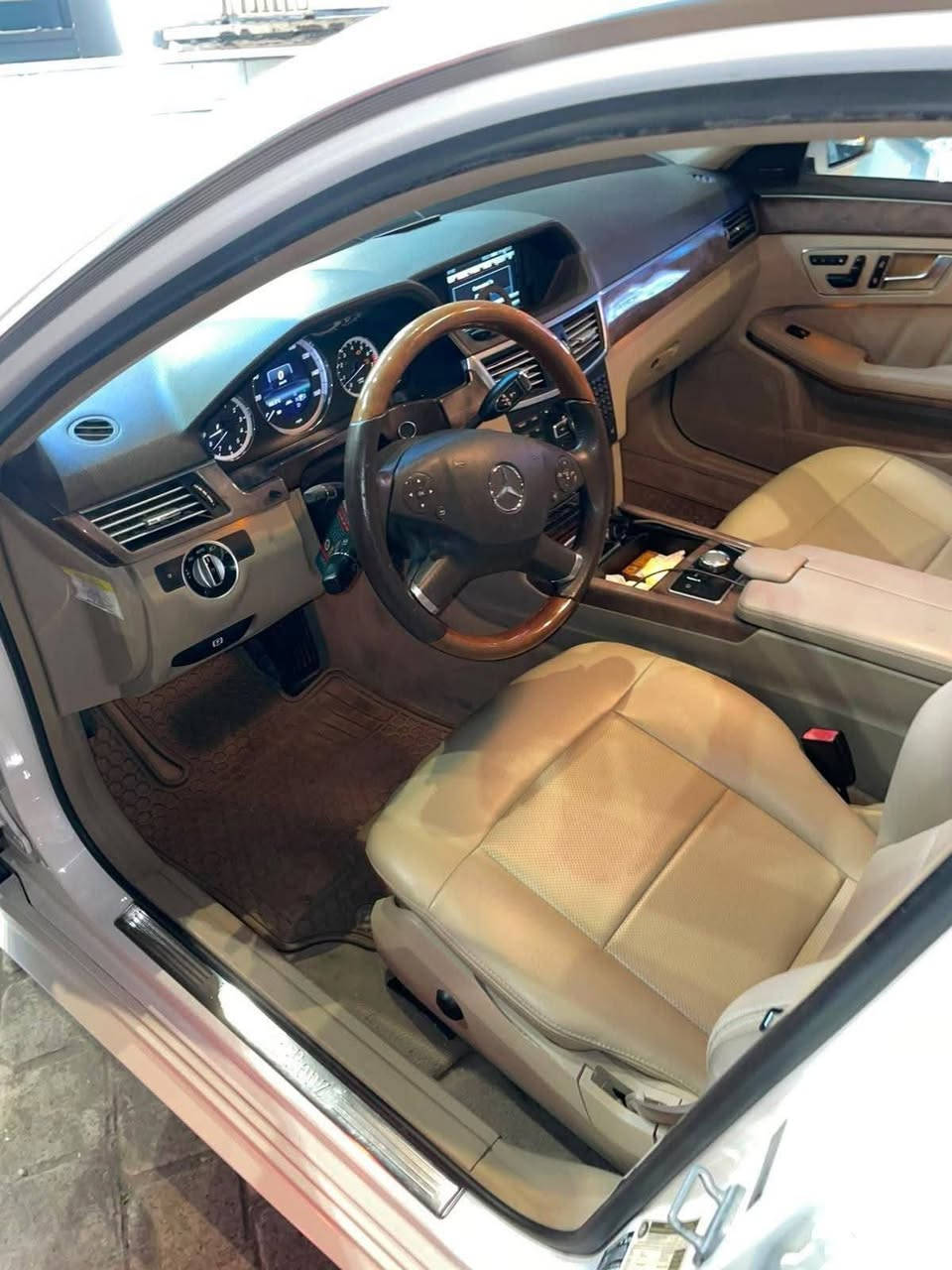 اللي يدور نظيف بسعر مناسب
مرسيدس E350_W212 موديل 2013 
اللون ابيض داخل بيجي 
السيارة شادلها كت AMG وياله AMG
رقم بغداد 
فول مواصفات 
فتحه سقف 
برده خلفيه كهربائيه
سستم صوت هارمن
سيدي جنجر مع شاشه عرض DVD بلادي
تحكمات كامله 
تدفئه كشنات 
كشن كهرباء و خزن ميموري 
البجم زنون 
السياره فوول مواصفات 
محرك V6_3500 CGI
كامله السياره واي نقص 
حادث خلفي بسيط اخت الكلين 
مكان السيارة بغداد الكراده 
للاستفسار *********** واتساب

نص مكتوب في الصور:
- 1.5 Tesla MFI *********** ***********