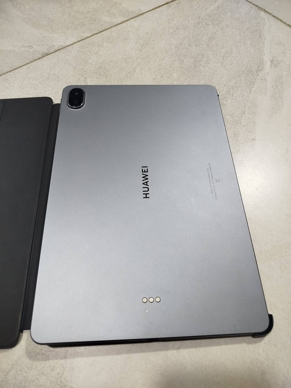 🔥 للبيع Huawei MatePad 11.5 2025 PaperMatte 🔥

📱 الجهاز:

• Huawei MatePad 11.5 2025 PaperMatte
• الموديل: TXZ-W09
• اRAM: 8GB
• التخزين: 256GB
• الشاشة: 11.5 بوصة 2.5K
• معدل التحديث: 120Hz
• شاشة PaperMatte مضادة للانعكاس
• البطارية: 10,100mAh
• شحن سريع 40W
• كاميرا خلفية 13MP
• كاميرا أمامية 8MP
• أربع سماعات ستيريو
• اWi-Fi و Bluetooth
• منفذ USB-C

🖊️ القلم:

• ءHUAWEI M-Pencil الأصلي
• مناسب للكتابة والرسم وتدوين الملاحظات
• يدعم حساسية الضغط والميلان

⌨️ الكيبورد:

• ءHUAWEI Smart Keyboard الأصلي
• قابل للفصل
• يمكن استخدامه كحامل للجهاز
• مناسب للدراسة والكتابة والعمل

🔌 الشاحن:

• شاحن Huawei الأصلي 40W
• كيبل USB-C الأصلي

📦 المحتويات:

• التابلت
• القلم الأصلي
• الكيبورد الأصلي
• الشاحن والكيبل الأصلي
• الكارتونة الأصلية

✨ الحالة:

• الجهاز نظيف جدًا
• استخدام شخصي لمدة سنة
• يعمل بصورة ممتازة وبدون مشاكل
• المعاينة والتجربة متاحة للمشتري

📍 الموقع: الموصل ، حي الكندي 

💰 السعر: 450,000 دينار عراقي

السعر قابل للتفاوض 

للتواصل خاص او على الرقم *********** 
متواجد على الواتساب
