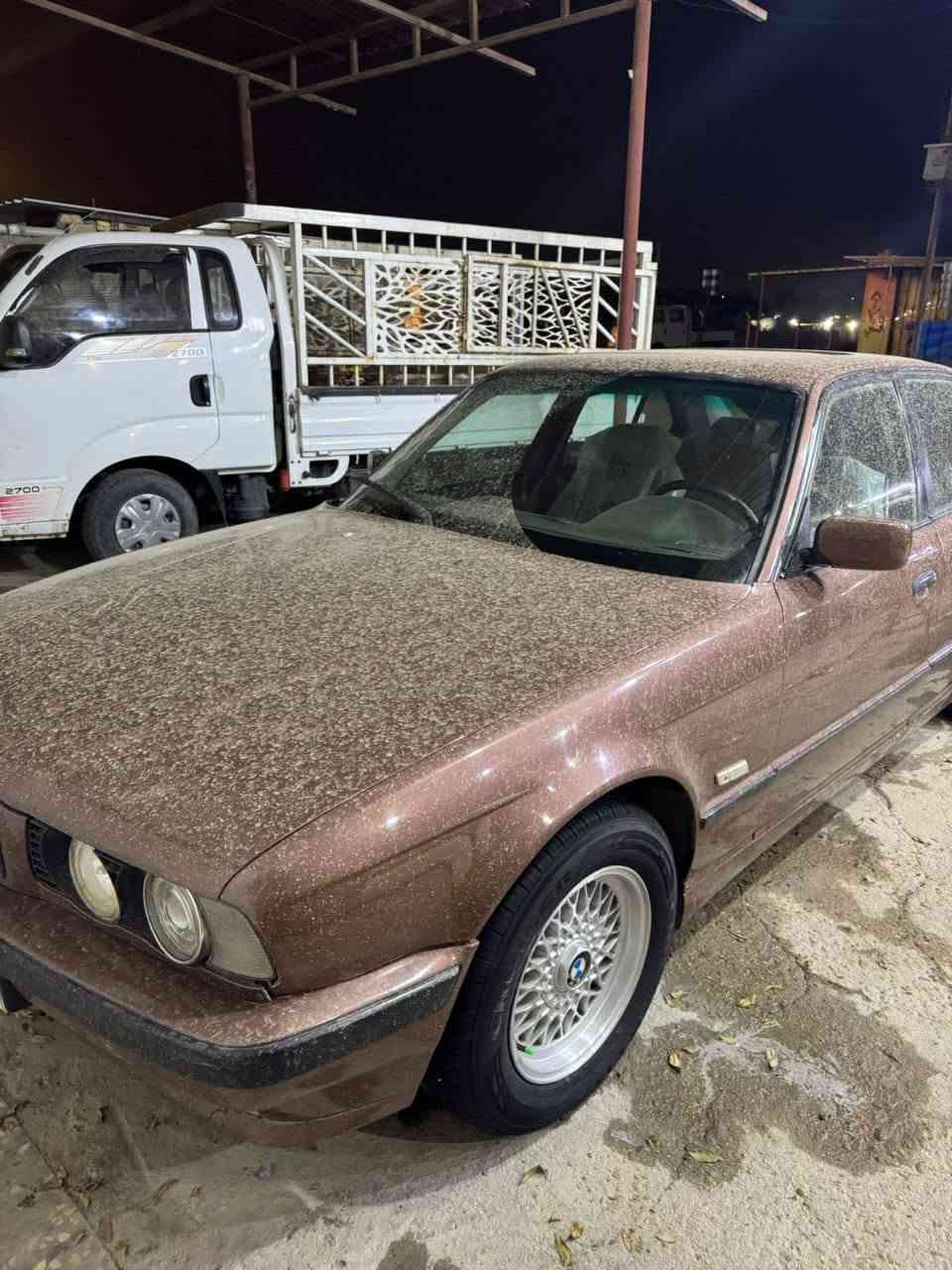 السلام عليكم  بي ام دبليو للبيع لون مميز كير عادي محرك مسكر فانوس تخم تاير جديد نقص قليل جدا خوان تحويل مباشر مو مكاتبه عقد مروري مباشر السعر45 بيع مستعجل غير متواجد عل فيس اتصال ***********مكاني بغداد
