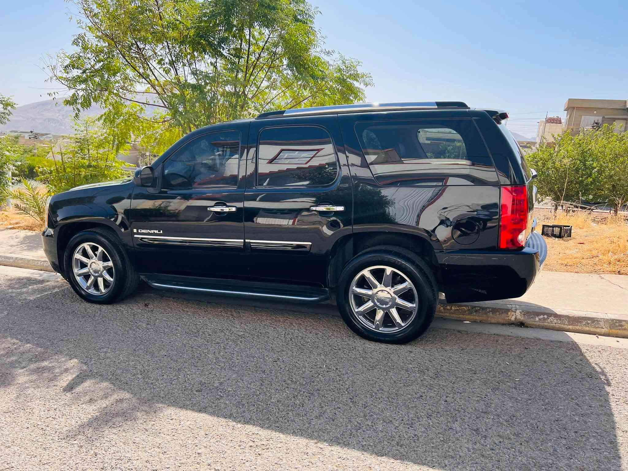 GMC yukon Denali
قةترة بوياخي اوروپاي نييية 

بي سارد و قوپاوي سةقفي وةك شوشة واية 

كودي هةية     ١٠٠ هةزار كيلومةتر روشتوة 

٤ تايةوو ويلي شةريكةي لةسةرة 

دةبل اكسلة 

تةقةو رةقةشي  نيية 

***********
