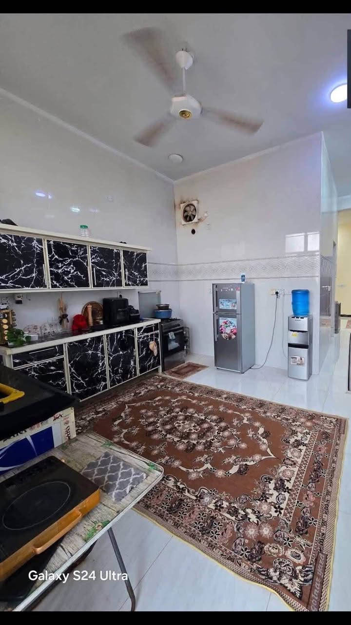🟡مطلوب شركة لايجار بيت مع شقتين بالطابق الثاني معزولات عن بعض في الجربوعية الثالثة، ثالث فرع عن شارع بغداد يتكون البيت من غرفتين نوم مع كامل الملحقات وكذلك الشقق ايضا يتكونن من غرفتين مع ملحقاتهن ودرجهن معزول وحتى تانكي الماي معزول وبناء جديد بتصميم مرتب ،لمعرفة السعر ارجو التواصل بالخاص 

🟢للاستفسار يرجى مراجعة مكتب عقارات الجوهرة الكائن في حي الصدر تقاطع العسكري باتجاه حي العسكري قرب افران صمون بغداد الحديثة او الاتصال على الارقام الموجودة وسنكون بخدمتكم.

احمد الكناني ☎️ *********** وتساب
ستار ابو منتظر ☎️ *********** وتساب

نص مكتوب في الصور:
- Galaxy S24 Ultra