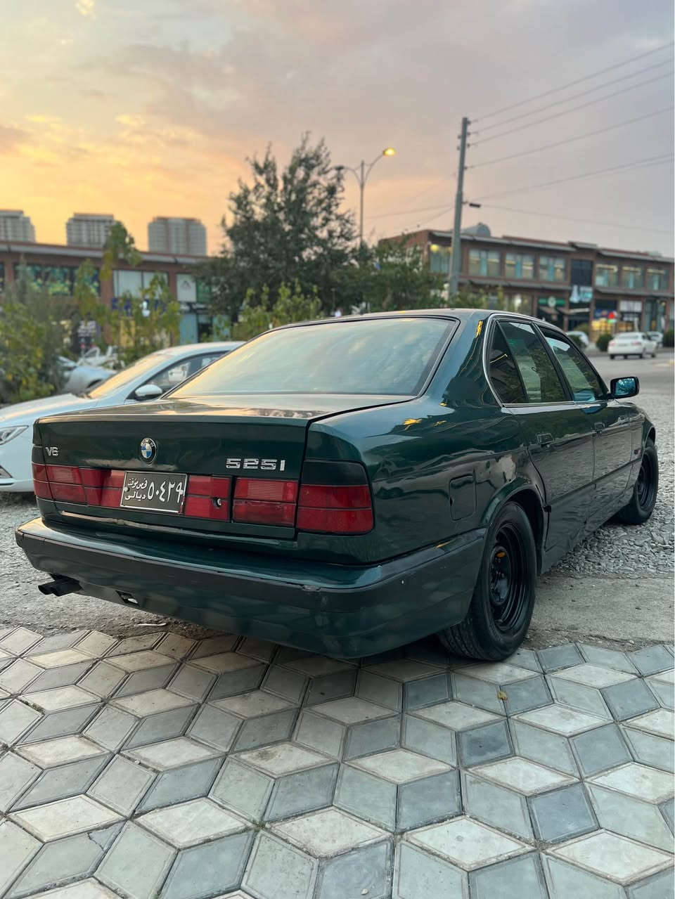Bmw 525 گێڕ عادی 
مۆدێل ١٩٩٣ 
٤ تایەی لۆك لۆكی لەسەرە 
گێڕو مەكینە و. ئەكسل بەشەرت
تەبرید بەشەرت 
سەنەوی لەگەڵە 
شوێن سلێمانی 
سعری ٢٣$ مەجالێكی برایانەی تیایە 
*********** السليمانية, العراق
