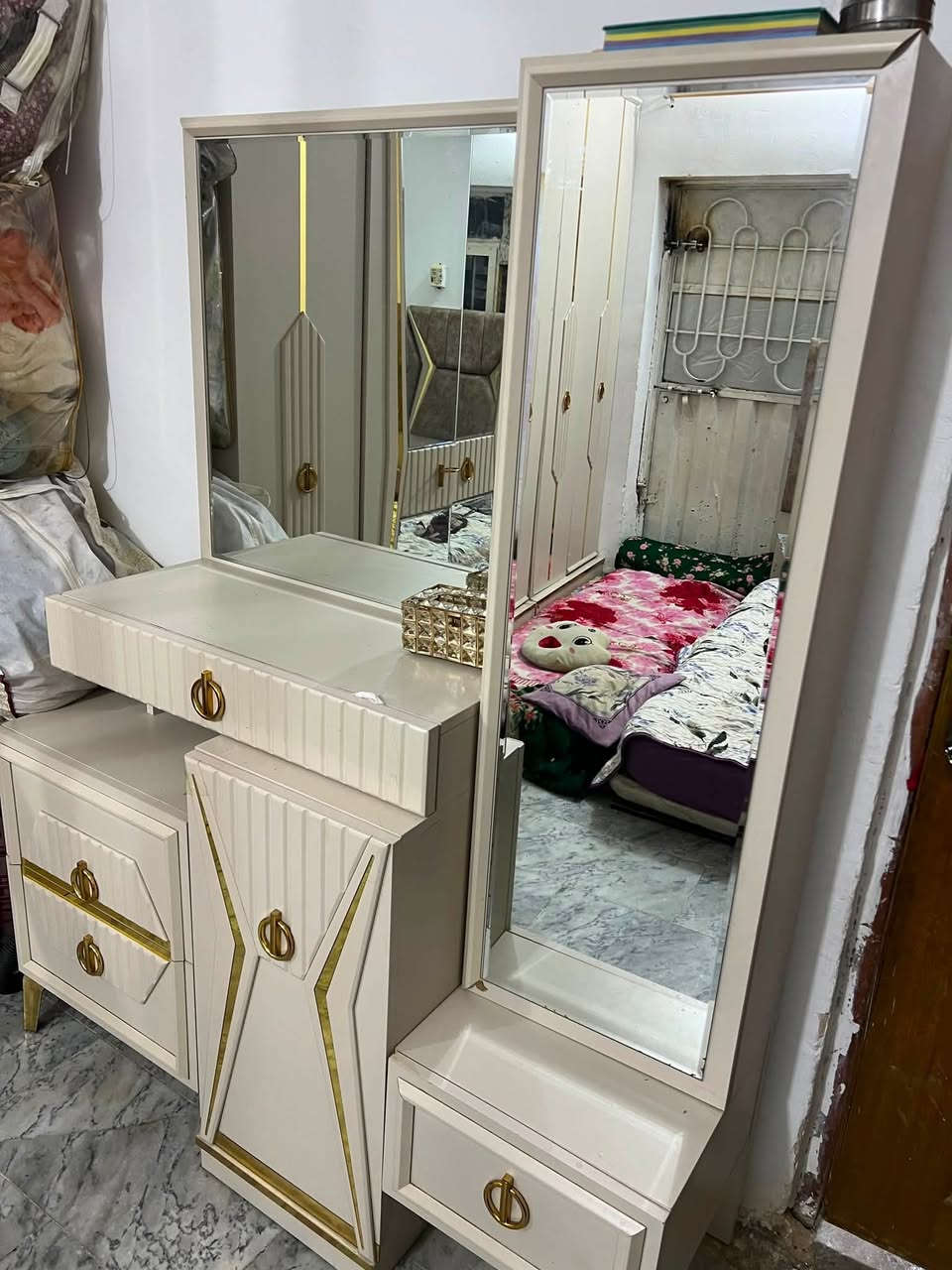 غرفة تركية ثمن قطع نظيفة وجديدة استعمال قليل اخذتها ب٣ الا ربع اريد ابيعها هسه ب٥٠٠ وبيها مجال عنوان حلة  
للتواصل 
***********
