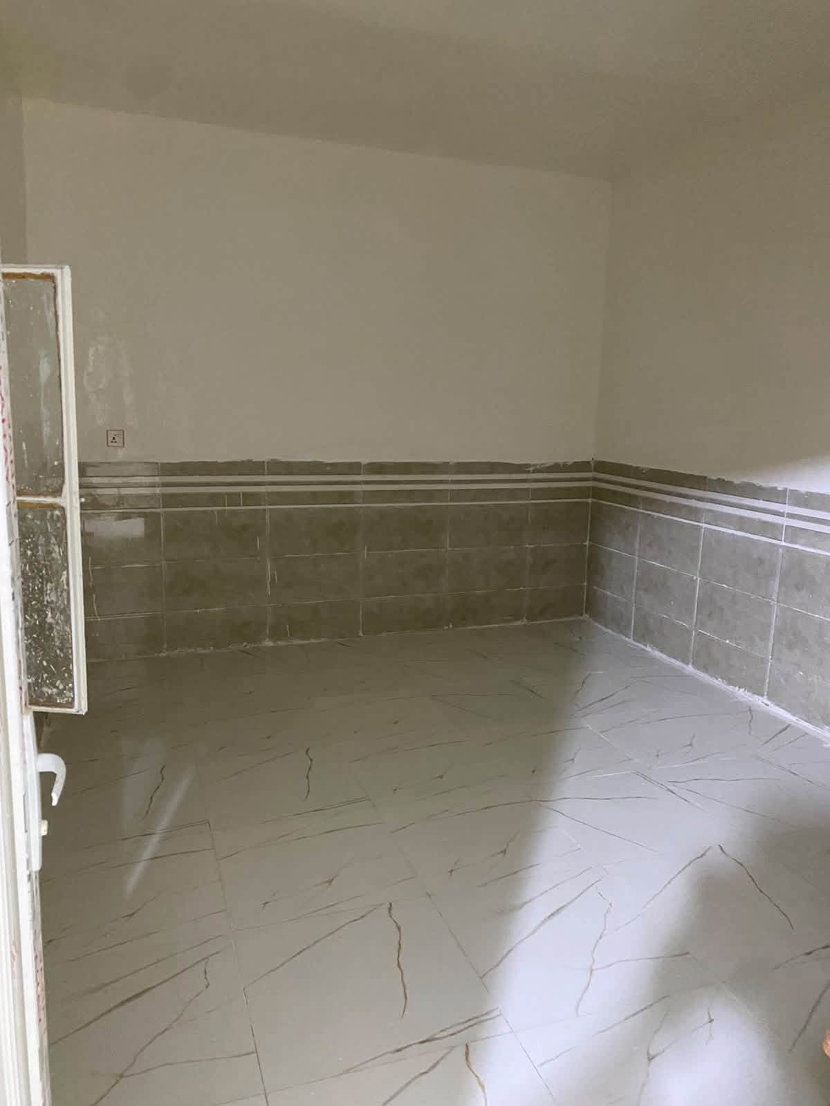 🏠 عرض خاص — نقد أو أقساط
 نوع العقار: بيت طابو زراعي (سند 25)
 المساحة: 100 متر مربع
 الأبعاد: الواجهة 7 متر × النزال 15 متر
 نوع البناء: بناء حديث طابوق
 العنوان: حي الجامعة - شارع الحولي - مقابل بيت المرمر
📌 تفاصيل الدار:
 غرفة نوم واحدة
 صالة
 مطبخ
 استقبال
 الدار جاهز للسكن فوراً
💰 الأسعار وطريقة الدفع:
 سعر النقد: 50
 سعر الأقساط: 55 (المقدمة: 25)
📞 للاستفسار والحجز:
يرجى الاتصال على الأرقام التالية (متوفر اتصال ومراسلة):
 ⁠***********⁠
 ⁠***********
