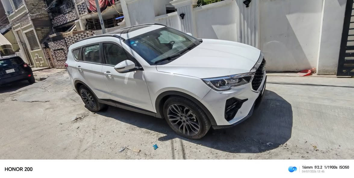 ⁨ جيتور X70 1.5L Luxury
‎الموديل: 2026 (خليجي)
‎العداد: 3000 كيلو متر
‎المحرك: 4 أسطوانات L1.5تيربو 156 حصان حقن م
‎ناقل الحركة: اوتوماتيكي دبل كلاتش من 6 سرعات
‎استهلاك الوقود: 7.8 لتر لكل 100 كم
‎الضمان الأساسي: 5 سنوات او 150,000 كم 
‎ضمان المحرك: 10 سنوات او 1،000،000 كم (أيهما اولا 
‎السعر:  25 مليون دينار عراقي وبي مجال

‎المواصفات 
‎* إطارات قياس 20 إنچ
‎* فتحة سقف بانوراما 
‎* الصندوق الكهربائي 
‎* مثبت سرعة 
‎* كاميرات 360 للرؤية المحيطية
‎*حساسات امامية وخلفية
‎ * شاشة عرض ترفيهية قياس 12.3 انج 
‎*شاشة عرض معلومات القيادة قياس 10.2 انج
‎*نظام صوتي من 8سماعات عالية الجودة
‎* نظام أبل كاربلاي وأندرويد أوتو لاسلكي
‎* شاحن هاتف لاسلكي سريع
‎*مقصورة الركاب من الجلد الفاخر 
‎*مقعد السائق كهربائي
‎*عدد صفوف المقاعد 3 (7 ركاب) 
‎*مصابيح أمامية و خلفية أوتوماتيكية ليد LED مع مصابيح نهارية
‎* المرايا الخارجية كهربائية و مدفئة مع خاصية التعتيم التلقائي
‎*ماسحات الزجاج الأمامي مع حساس للمطر
‎* دخول ذكي (بصمة) 
‎* خاصية إغلاق النوافذ وفتحة السقف عن بعد
‎*فلتر تنقية الهواء (N95)
‎*مسند الذراع الوسطي مع ثلاجة
‎ *انماط قيادة متعددة 
‎* وسائد هوائية امامية وجانبية
‎*نظام الفرامل اليديوية الأوتوماتيكي (Autohold)
‎*نظام التحكم بنزول المنحدرات
‎* نظام المساعدة لصعود المرتفعات
‎*نظام مراقية ضغط الاطارات
‎*نظام المكابح المانعة للانغلاق ABS
‎*نظام التحكم بالثبات ESC

لاستفسار يرجى الاتصال على الرقم:
***********

نص مكتوب في الصور:
- HONOR 200 16mm f/2.2 1/1900s ISO50 04/07/2026 13:45
- HONOR 200
- 16mm f/2.2 1/1900s ISO50
- 04/07/2026 13:45
- 16mm f/2.2 1/640s ISO50
- 04/07/2026 13:46