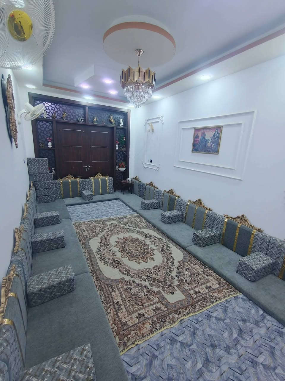 يالله اسلام عليكم بيت للبيع النجف الاشرف سايدين الصب عمود 314 مقابيل ملحق قريه الغدير طابو زراعي سند 25 البيت مساحته 150م يتكون من صاله وستقبال وطرمه وغرفتين جوه وصحيات داخليه وخارجيه البيت نضيف كلش وبناء حديث مصار هواي من شتريته منطقه هادئه وناسهه مرتبه السطح مزفت ومدكوك شتايكر المناور مصقفه بيت جاهز من كلشي خدمات ماء كهرباء تبليط الباب البيت  هاي تفاصيل كلهه السعر خاص  ولي عنده سوال يتصل او يتفصل خاص ***********
