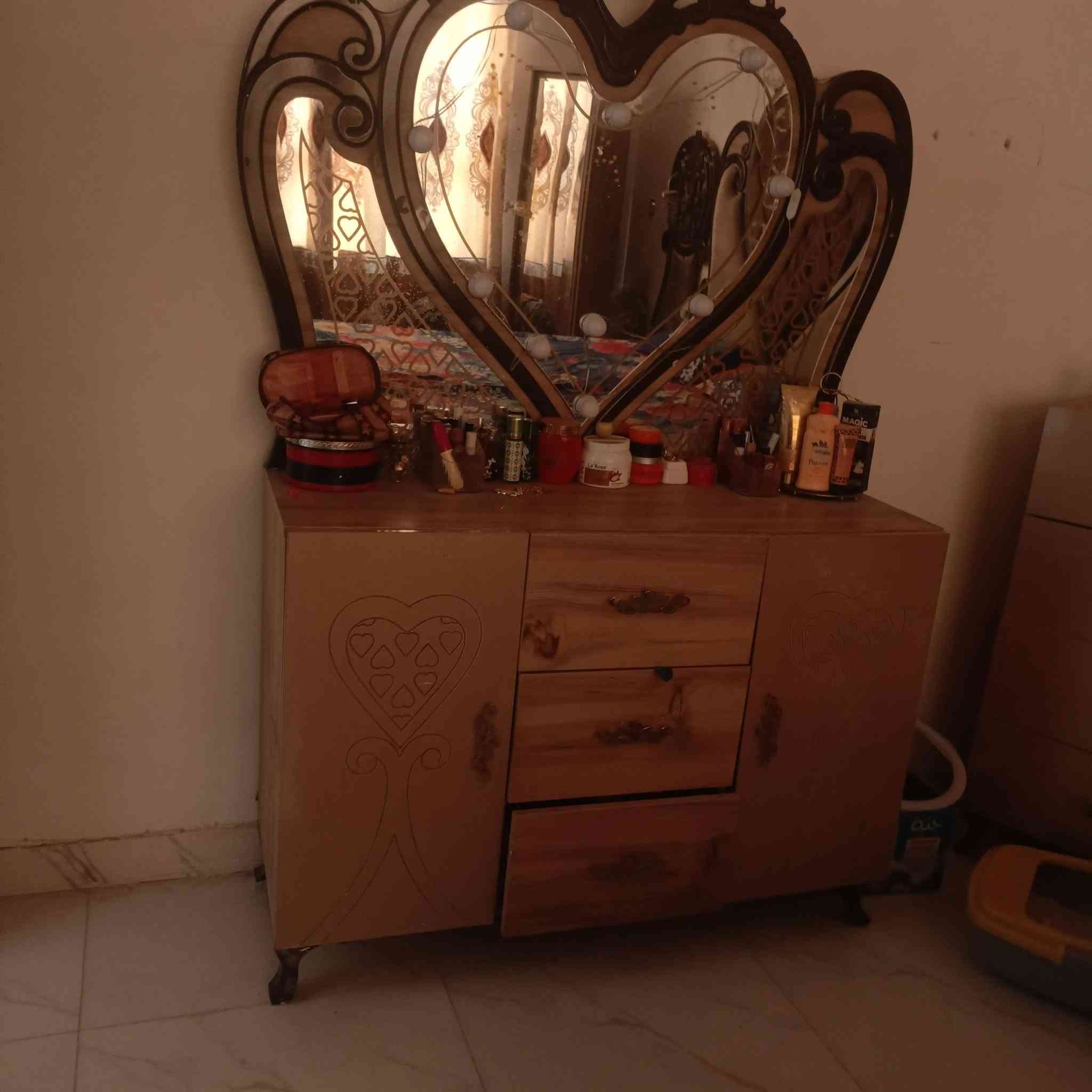 سلام عليكم غرفه نوم تركيه للبيع سعر 450 وبيها مجال مكانه البوعيثه قرب معمل لغاز  ***********
