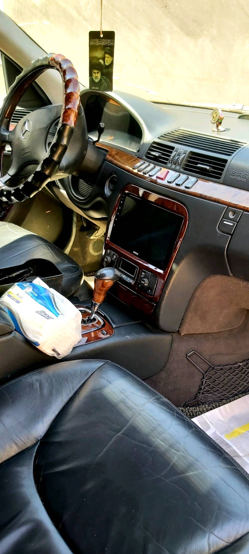 مرسيدس بنز S500 W220 – موديل 
 غواصه2001
رقم كركوك وكاله فقط السعر ٨٥ 
• الفئة: S500• الهيكل: W220• سنة الصنع: 2001• المحرك: V8• سعة المحرك: 5.0 لتر• القوة: 302 حصان• العزم: 460 نيوتن/متر• ناقل الحركة: أوتوماتيك 5 سرعات 5G-Tronic• نظام الدفع: خلفي• نظام التعليق: AIRMATIC• نظام الفرامل: ABS• نظام الثبات الإلكتروني: ESP• نظام مانع الانزلاق• مكيف أوتوماتيك• كراسي كهربائية