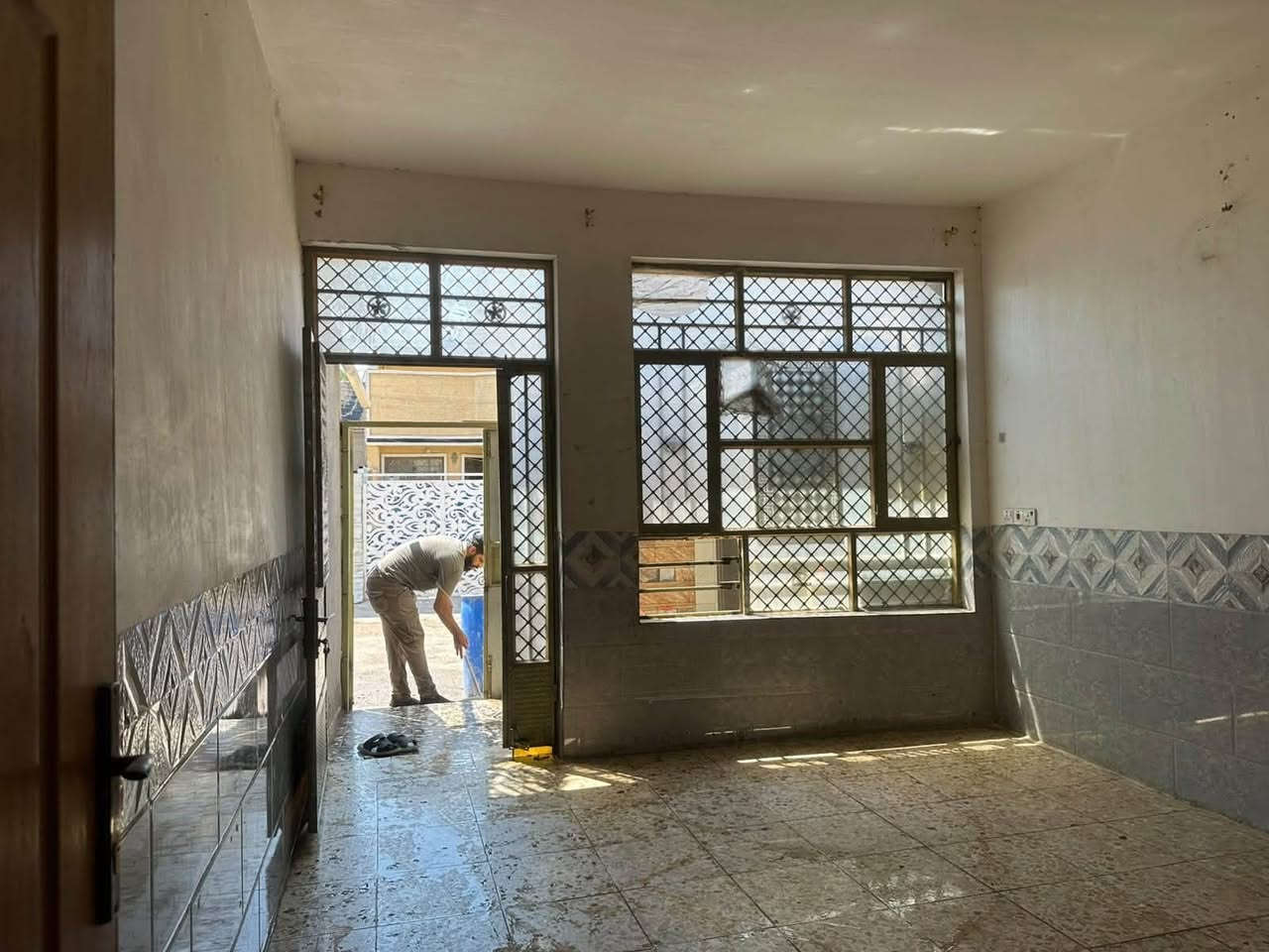 للايجار 100م طابق ونص غرفتين وصاله ومطبخ 
350📍العبيدي حي الرئاسه شارع برتقاله البيت نضيف مطلوب عائله زغيره ***********
