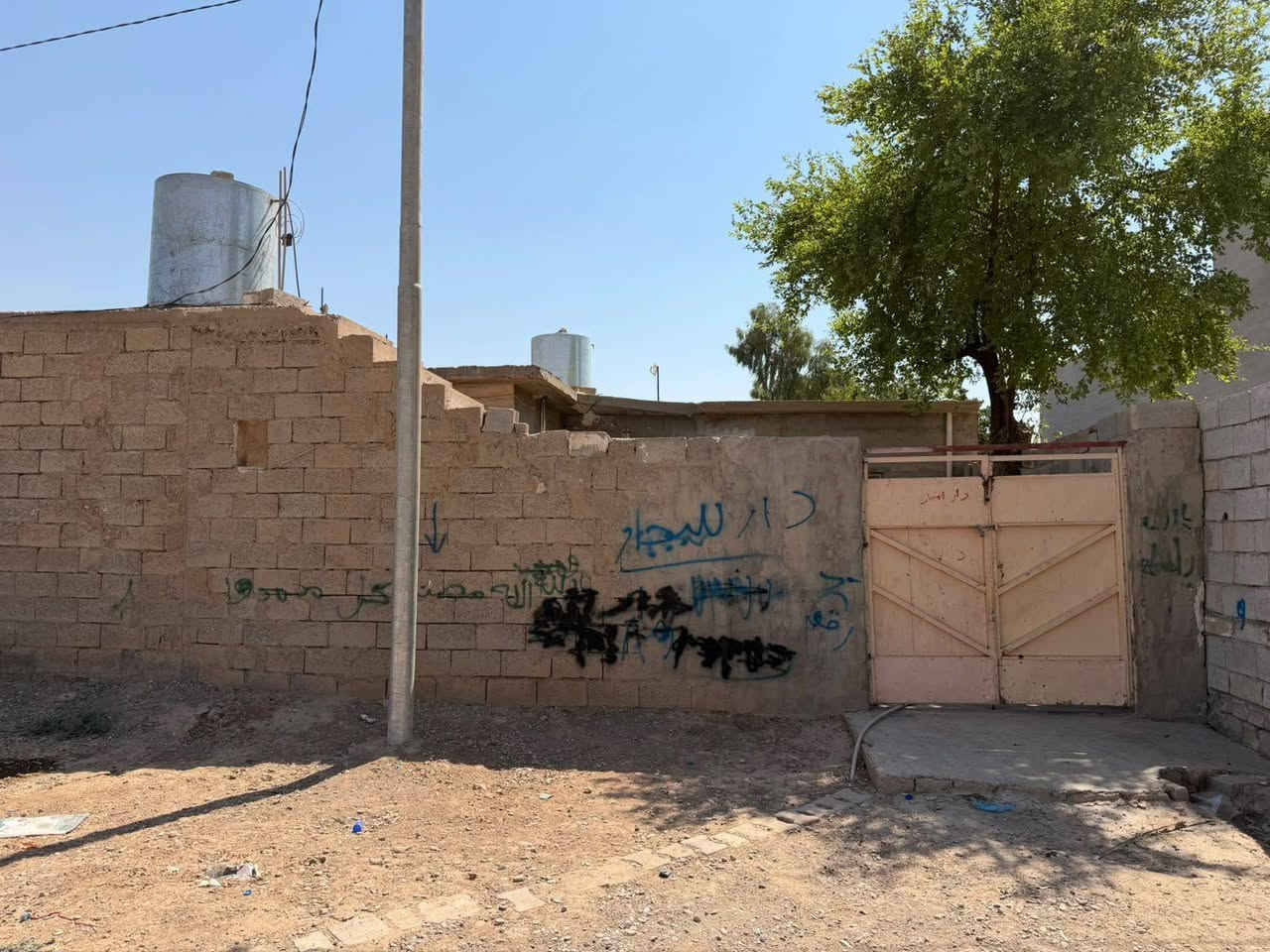 دار للبيع منطقه شركة طارق قريب مسجد محمد المصطفى بيت 100مربع سعر 28 بي مجال لتواصل ***********
